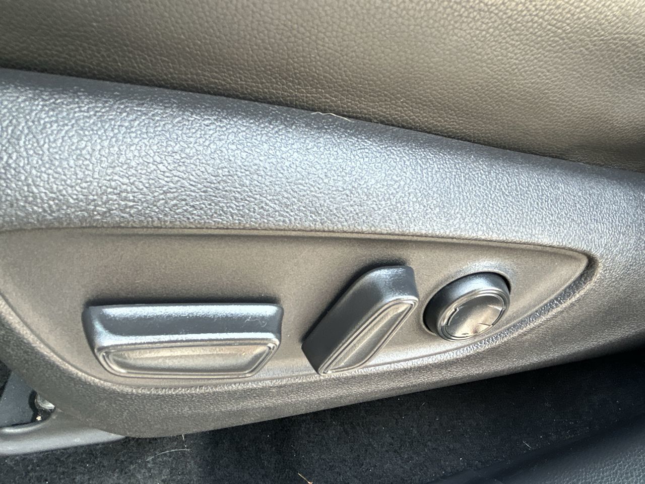2021 Toyota Highlander hybrid in Barrie, Ontario