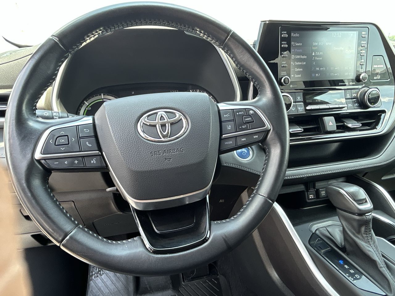 2021 Toyota Highlander hybrid in Barrie, Ontario