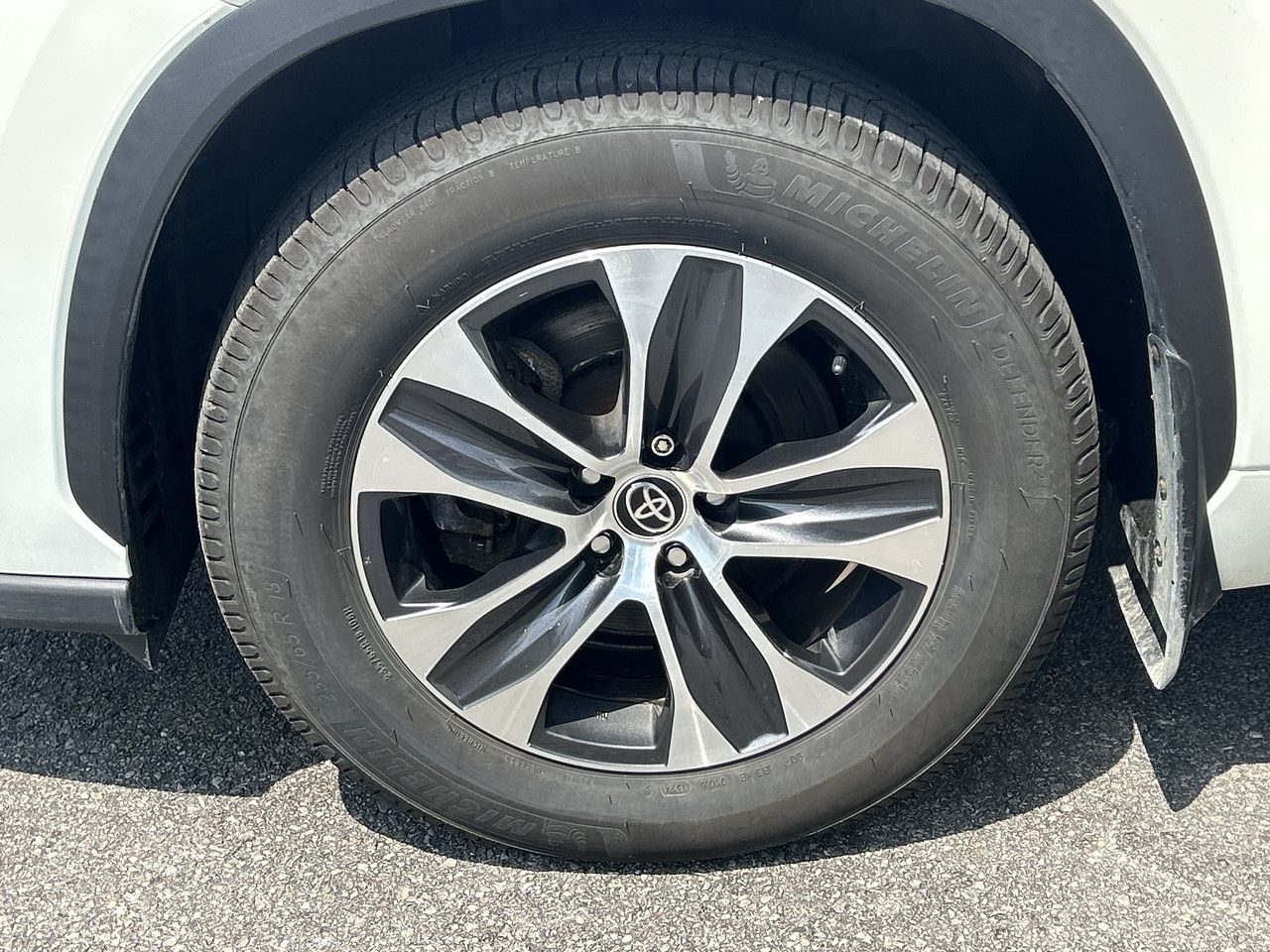 2021 Toyota Highlander hybrid in Barrie, Ontario