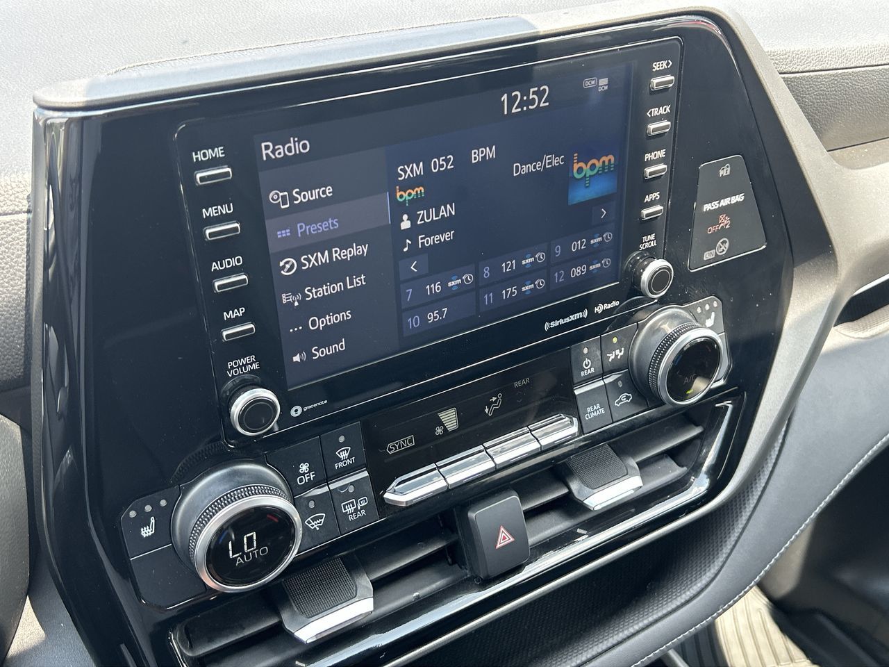 2021 Toyota Highlander hybrid in Barrie, Ontario