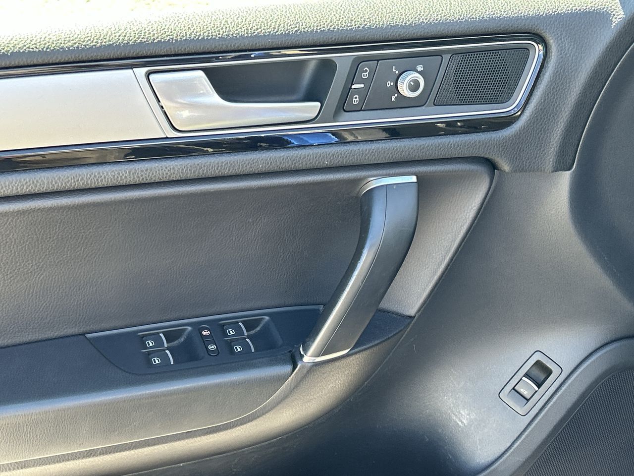2016 Volkswagen Touareg in Barrie, Ontario