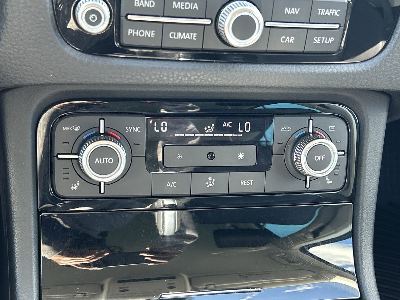 2016 Volkswagen Touareg in Barrie, Ontario