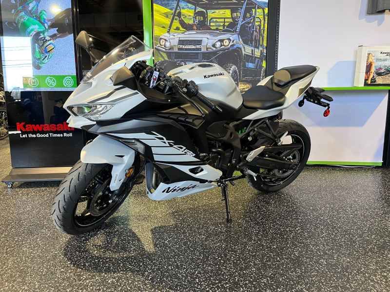 Centre du sport Lac-St-Jean à Alma | Bike Kawasaki Ninja ZX-4RR in