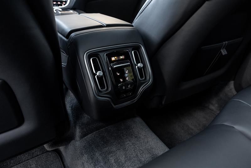 2023 Aston Martin DBX707