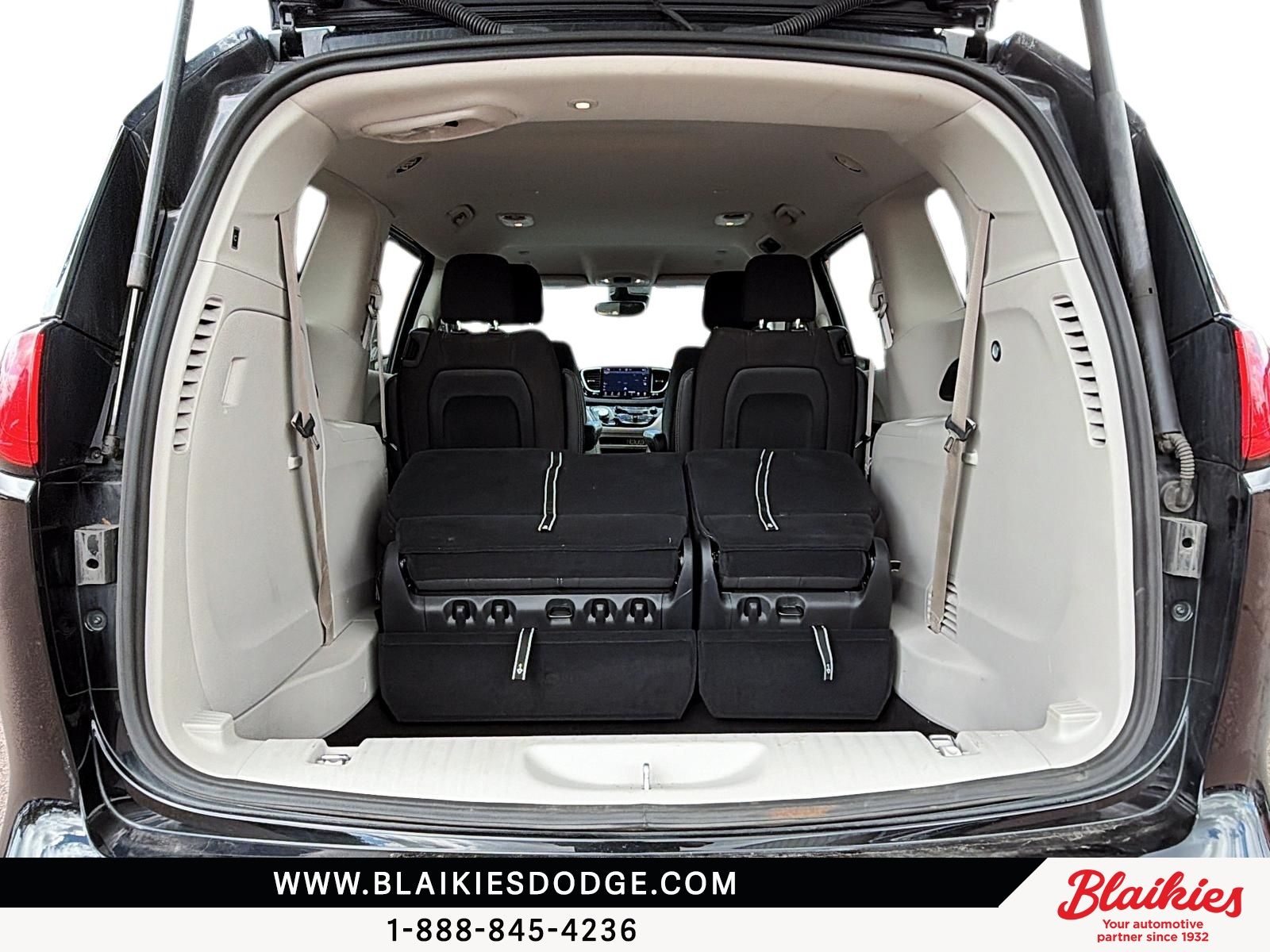Photo 2024 Chrysler Grand Caravan SXT #6
