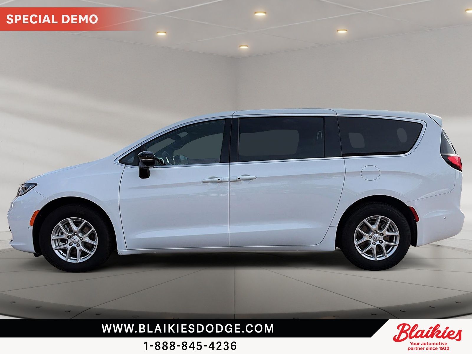 Photo 2025 Chrysler Pacifica Select #3