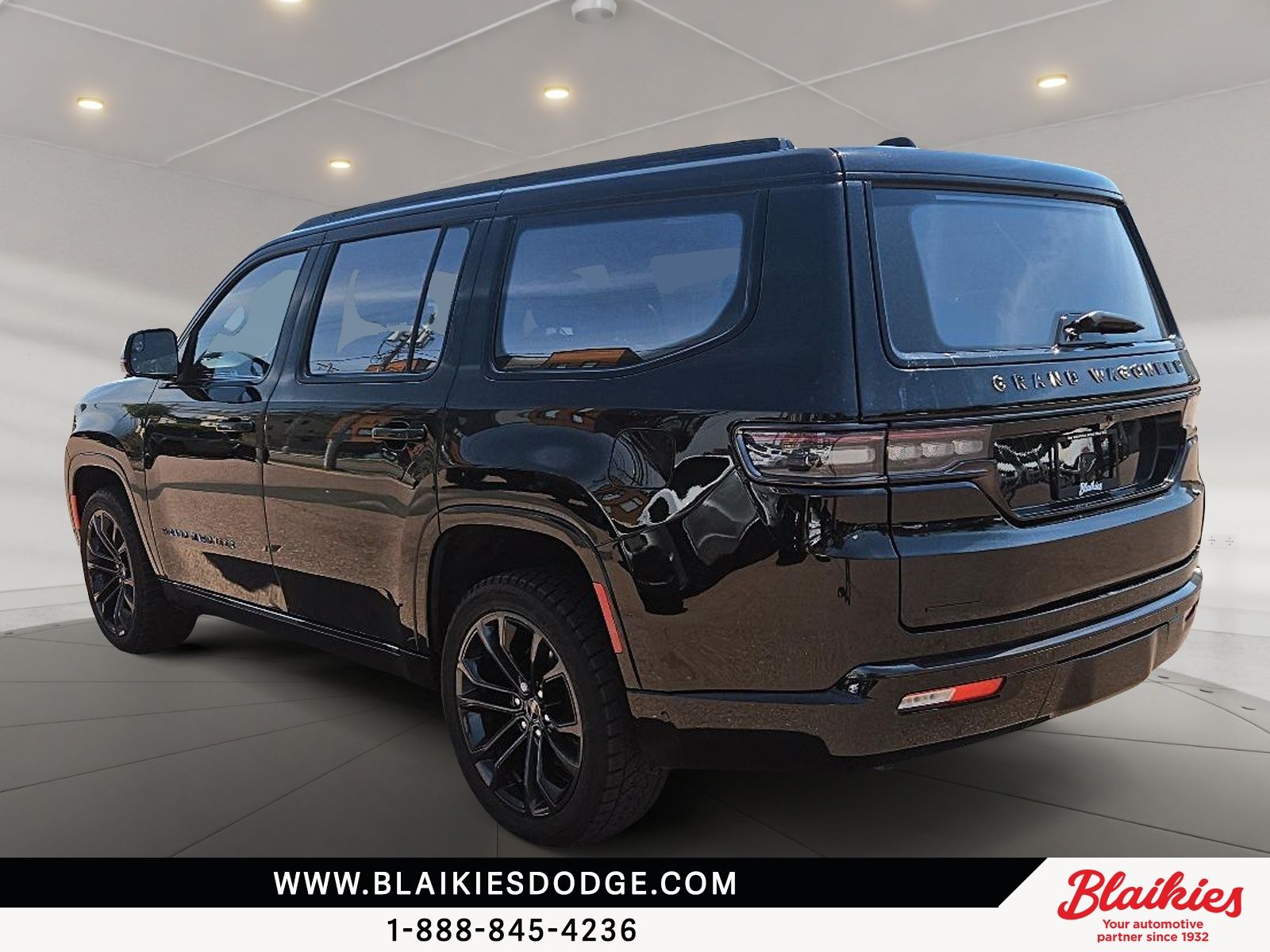 Photo Jeep Grand Wagoneer Series II Obsidian 2023 #4