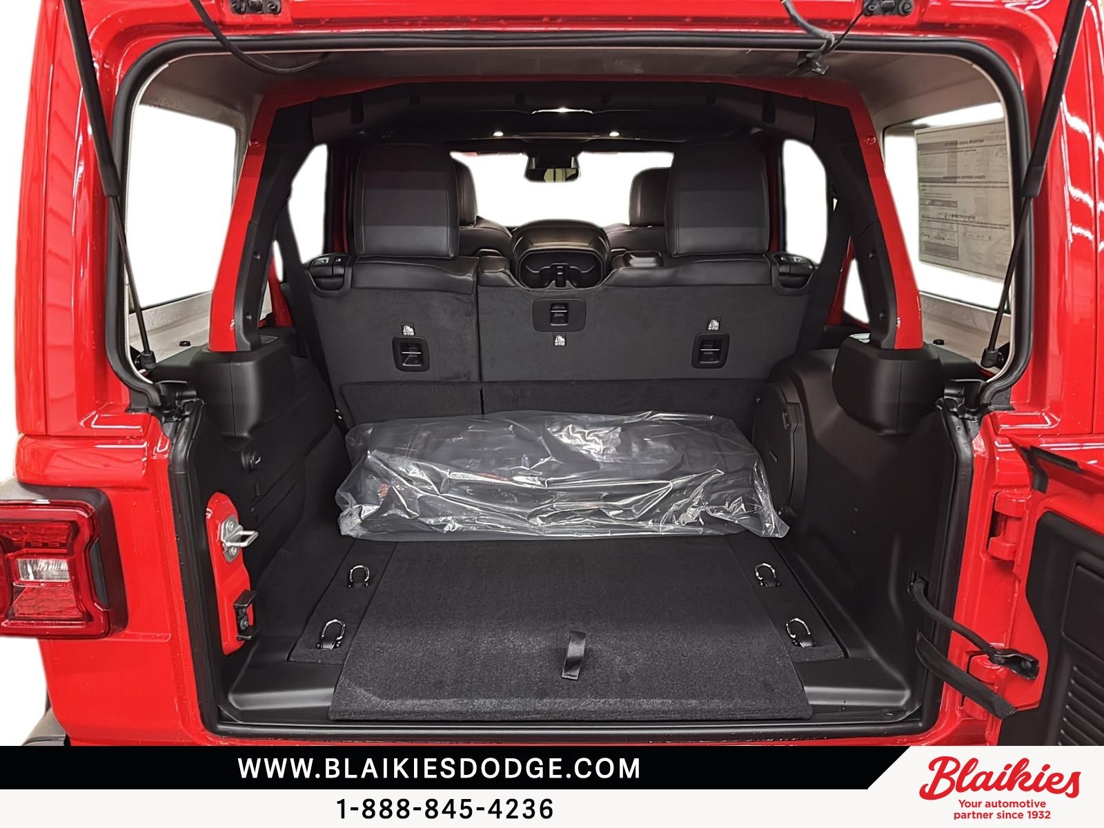 Photo 2026 Jeep Wrangler 4-Door SAHARA #6