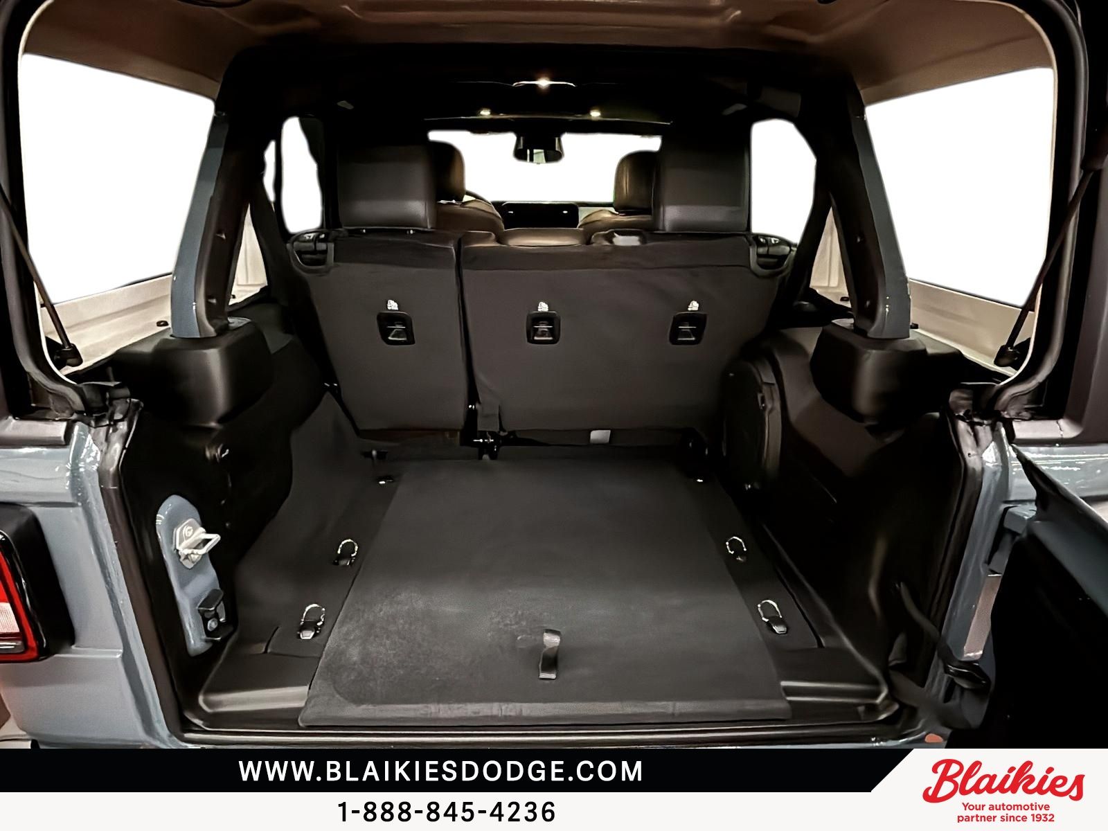 Photo Jeep Wrangler 4-Door WILLYS 2026 #6