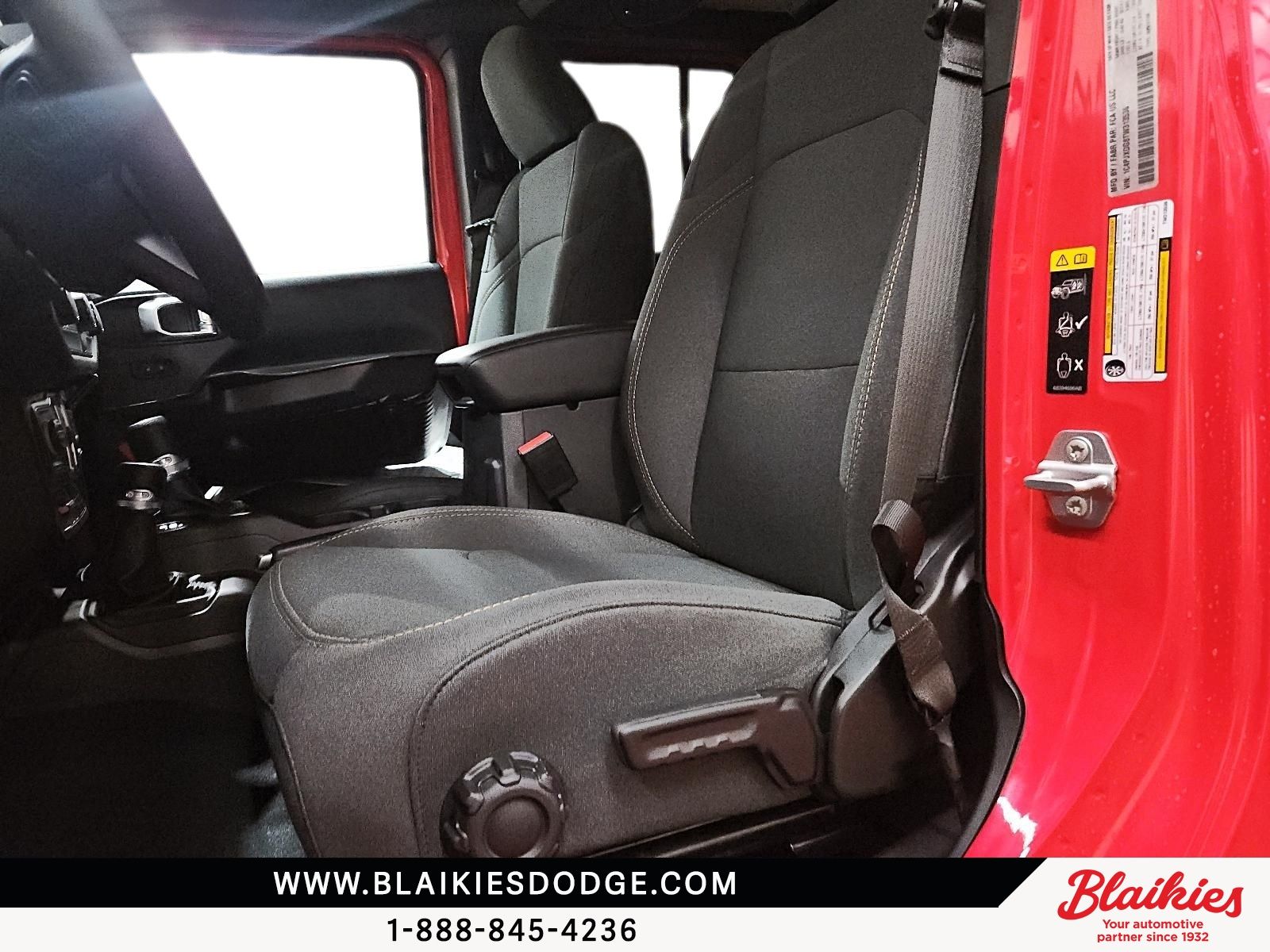 Photo Jeep Wrangler 4-Door WILLYS 2026 #8