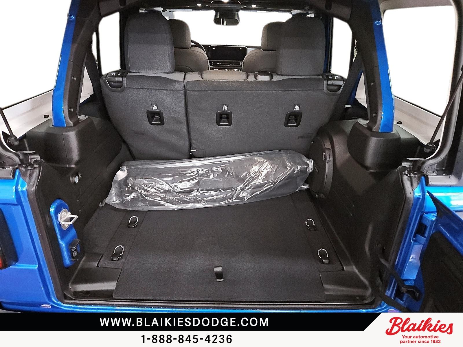 Photo Jeep Wrangler 4-Door WILLYS 2026 #6