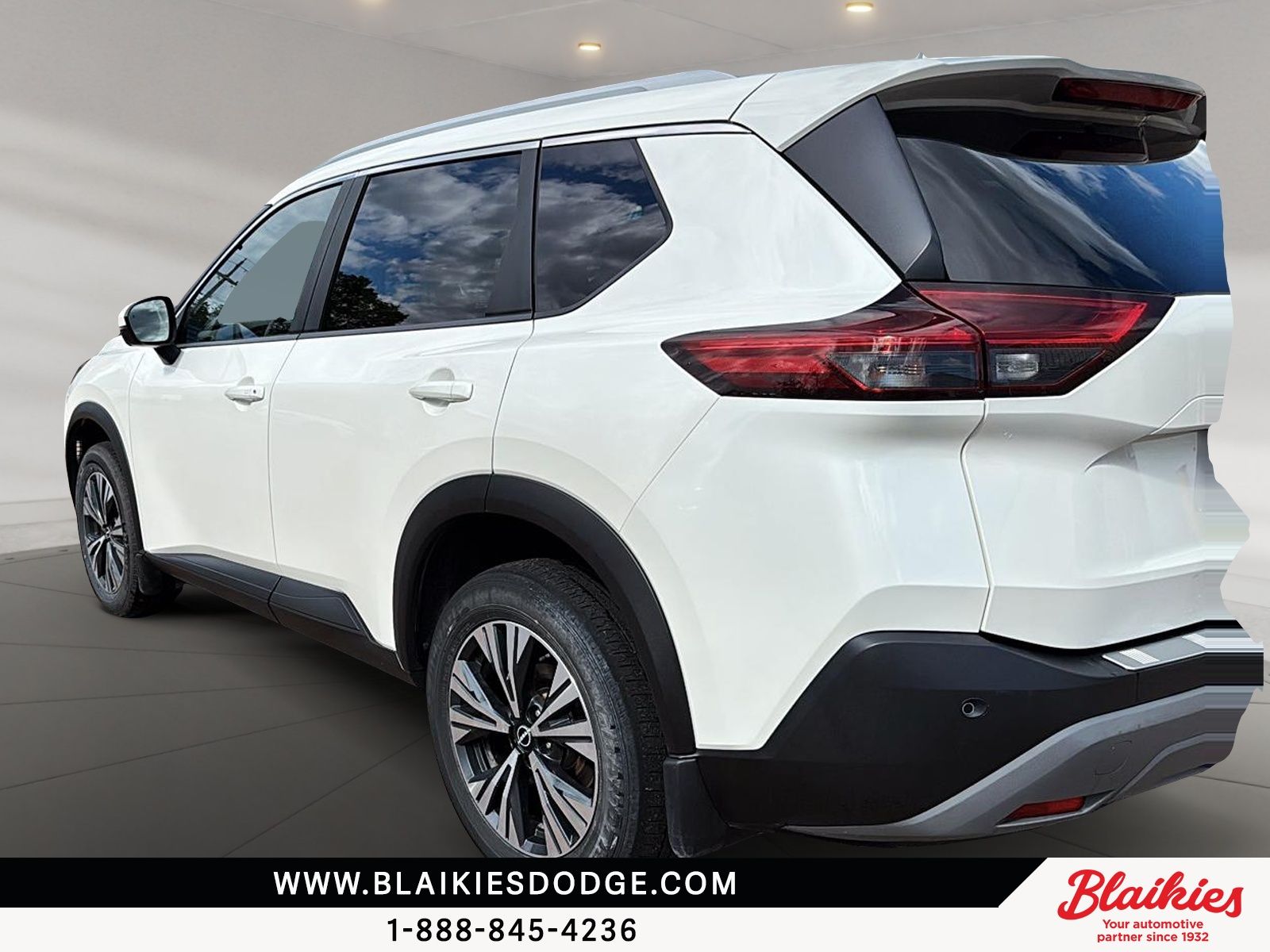 Photo 2023 Nissan Rogue SV Moonroof #3