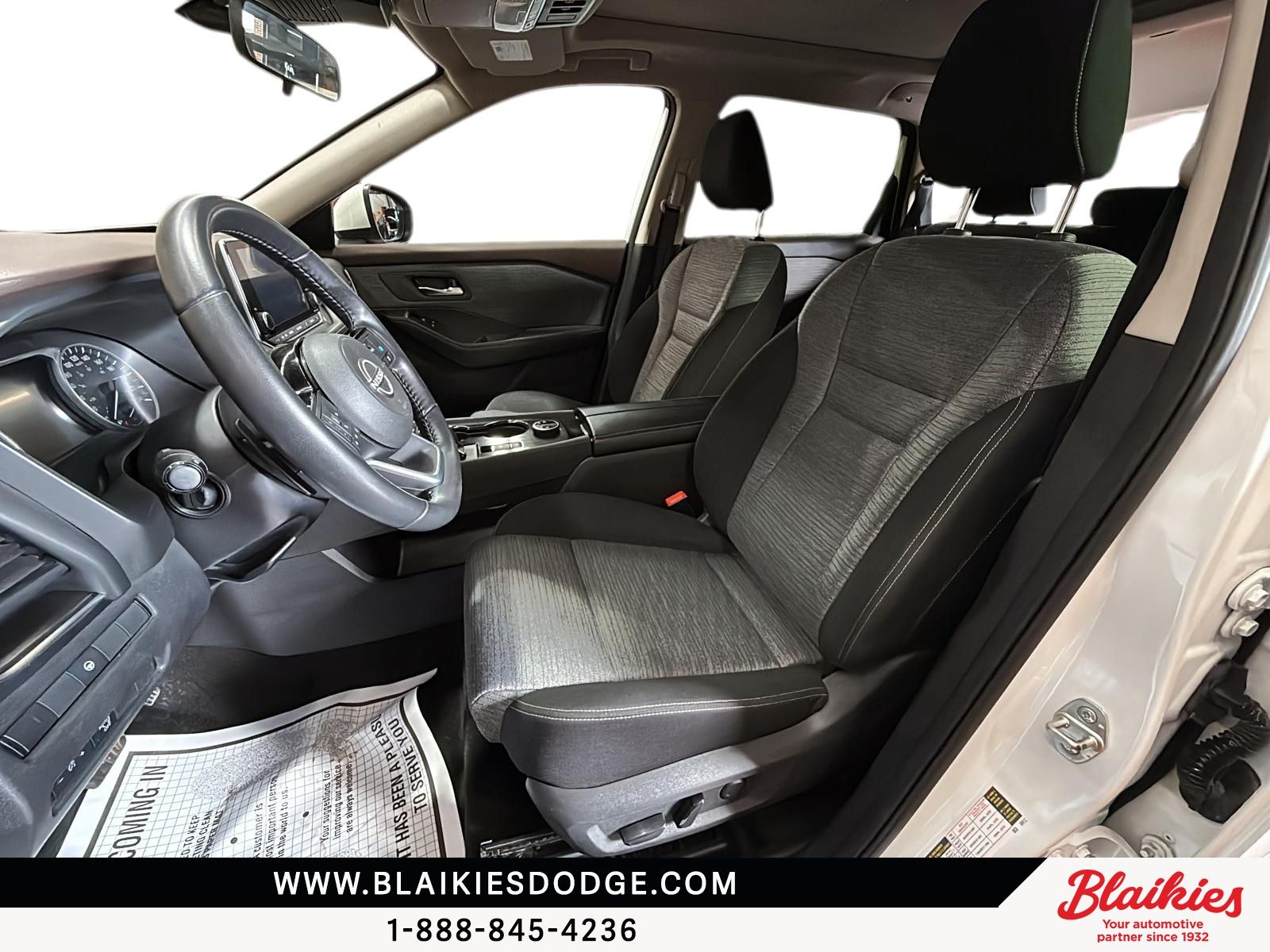 Photo 2023 Nissan Rogue SV Moonroof #8