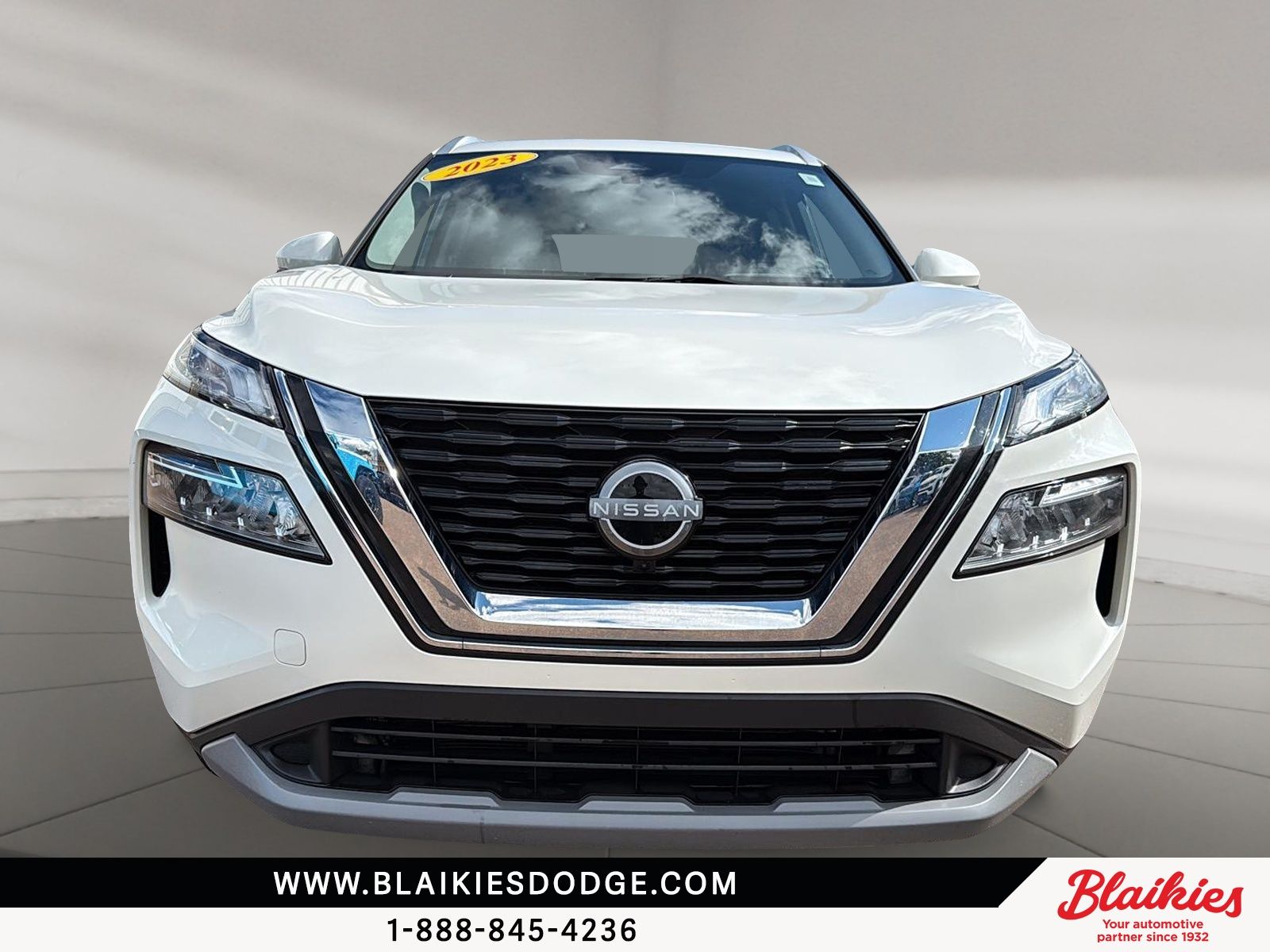 Photo 2023 Nissan Rogue SV Moonroof #2