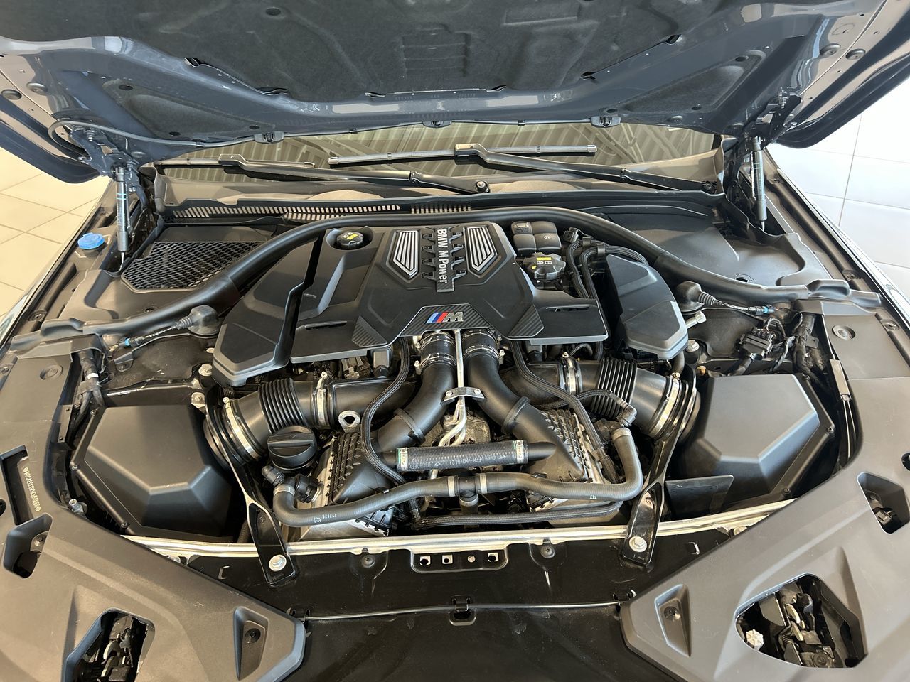 2022 BMW M8
