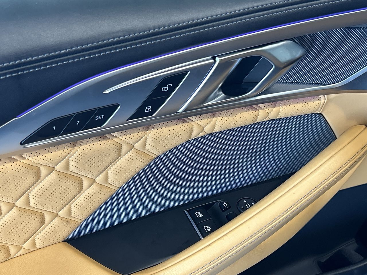 2022 BMW M8