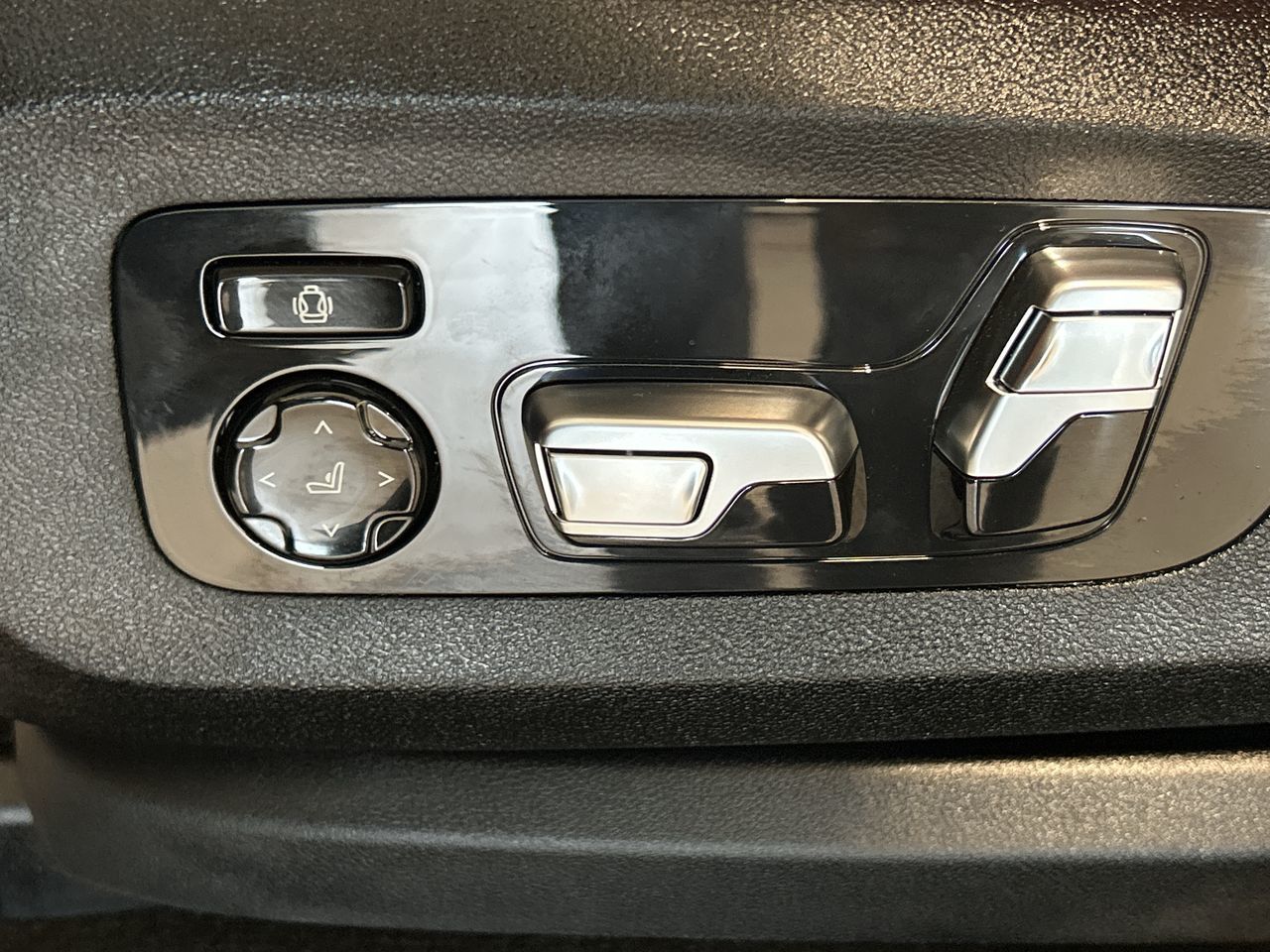 2027 BMW X6 M in Aurora, Ontario