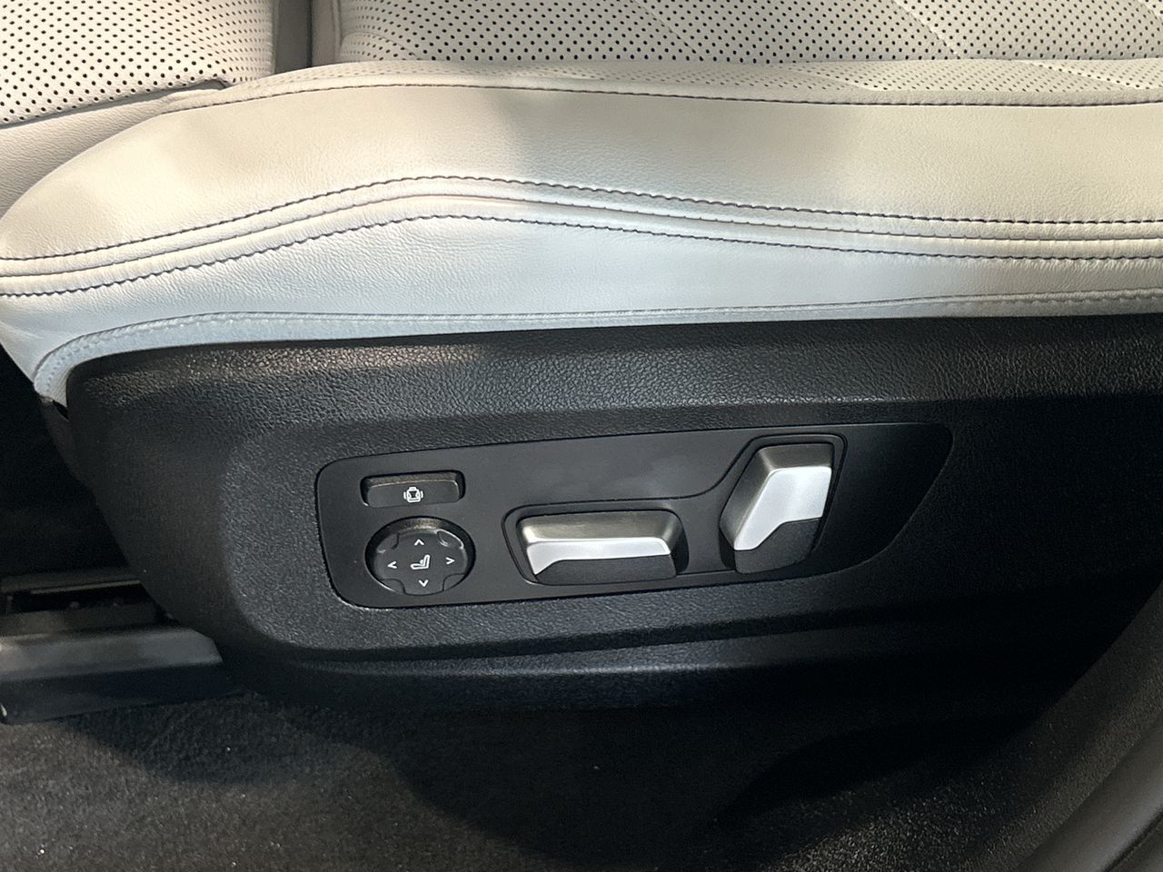 2024 BMW X6 in Aurora, Ontario