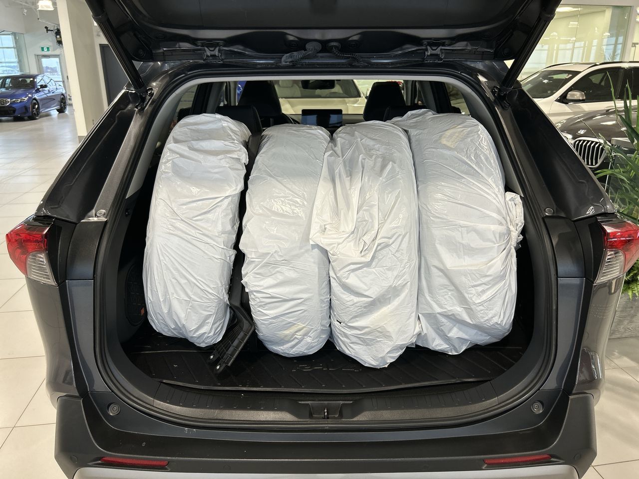 Toyota RAV4 Hybrid  2023 à Aurora, Ontario