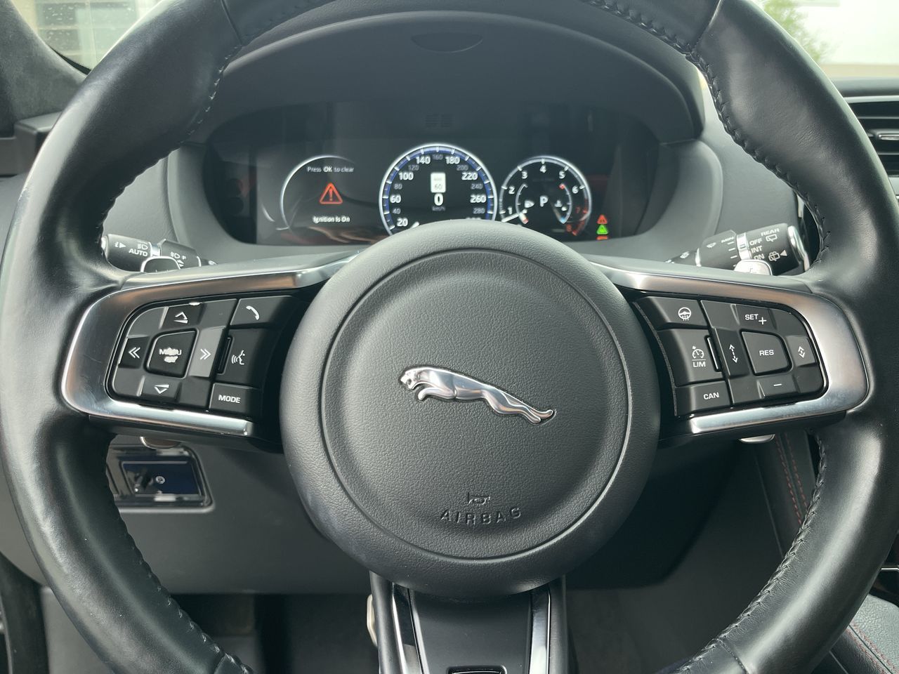 Jaguar F-PACE  2017 à Calgary, Alberta