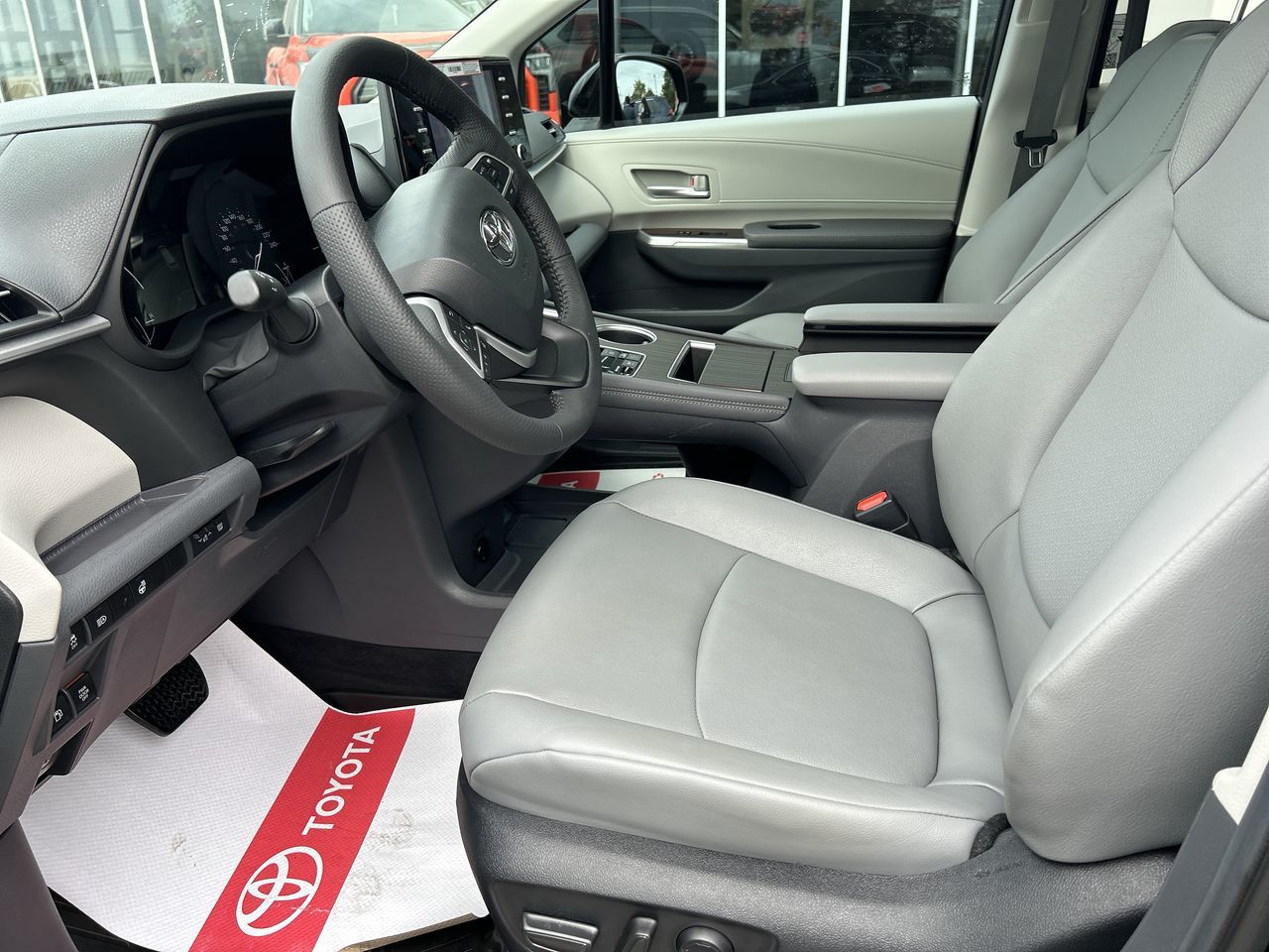 Toyota Sienna Hybrid  2024 à Bolton, Ontario