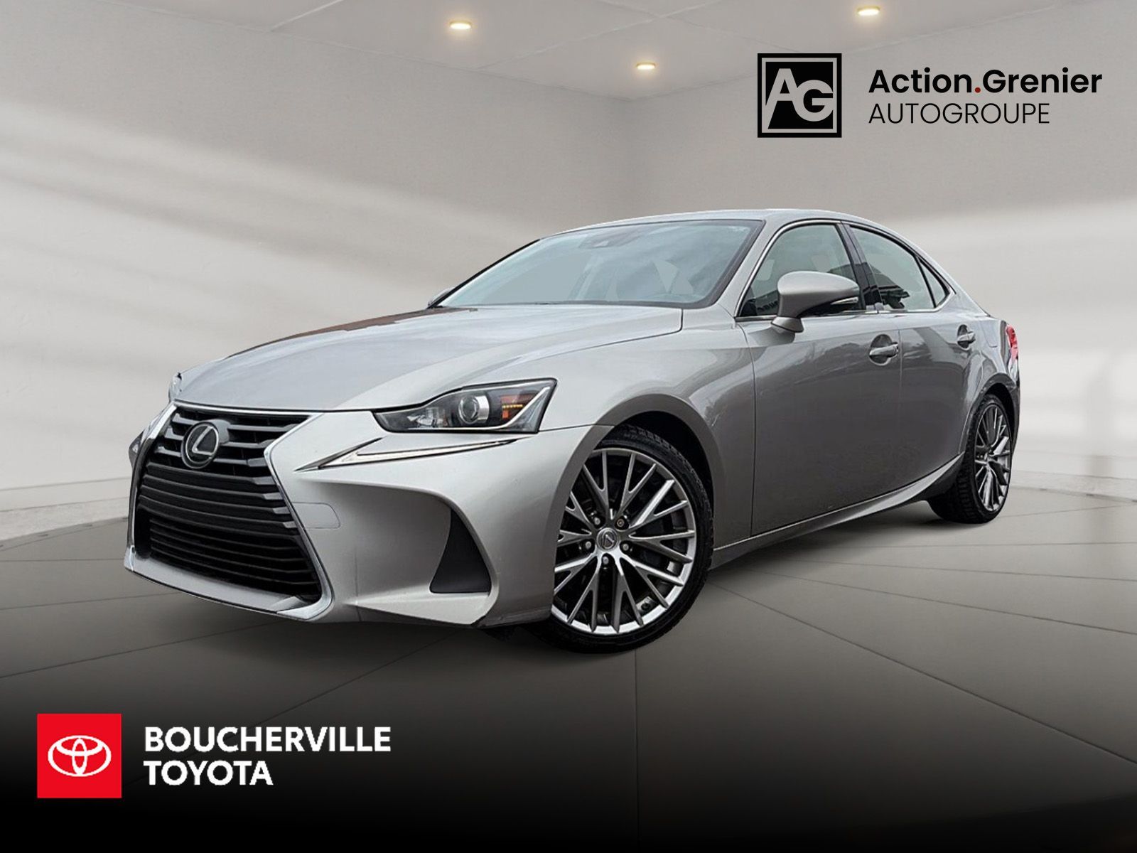 2017 Lexus is AWD + PREMIUM PKG + CUIR + TOIT + CAMERA + BT
