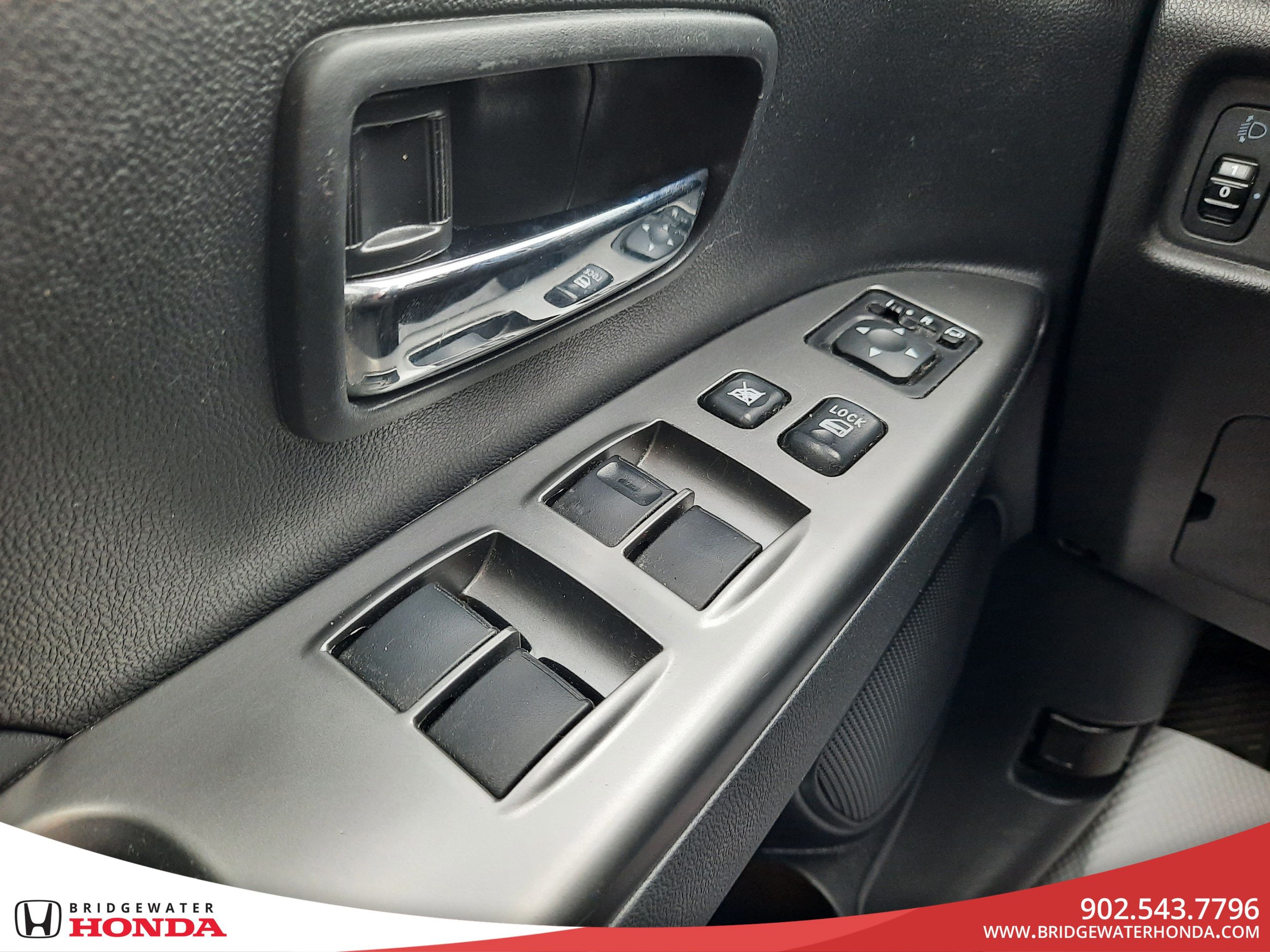 Mitsubishi RVR SE LTD 2018-9