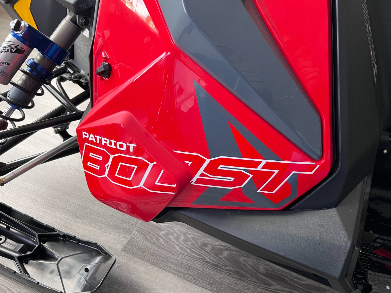 Polaris INDY BOOST VR1 850 137 INDY RED & STEALTH GRAY 2024