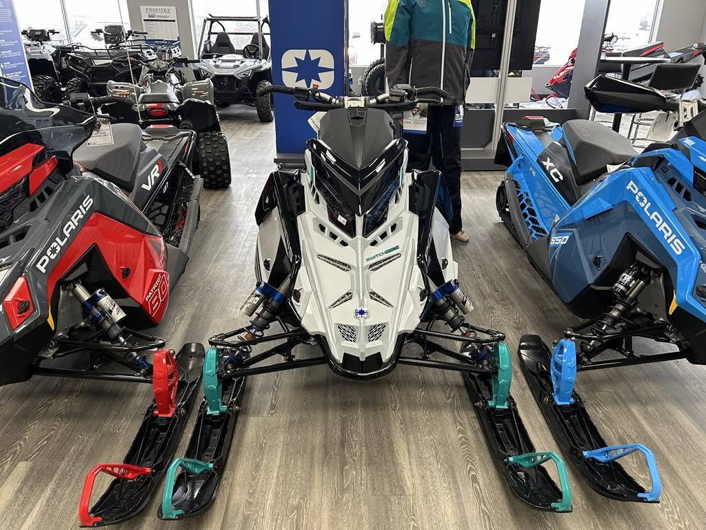 Polaris SWITCHBACK 9R 146 E.S 2.0 WHITE METALLIC & RADIANT GREEN 2025