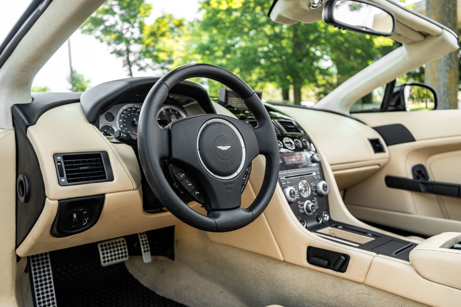 2014 Aston Martin V8 Vantage-25