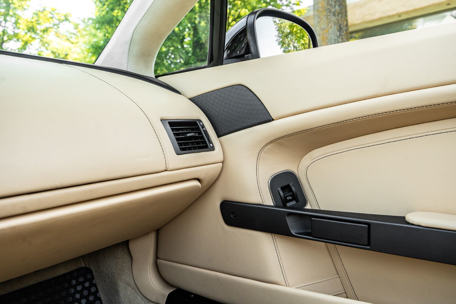 2014 Aston Martin V8 Vantage-22