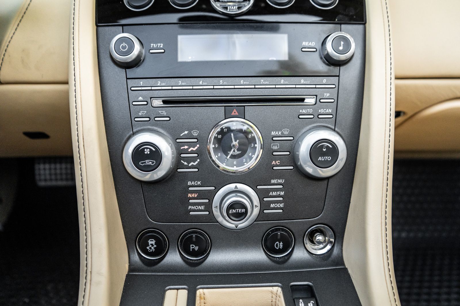 2014 Aston Martin V8 Vantage-19