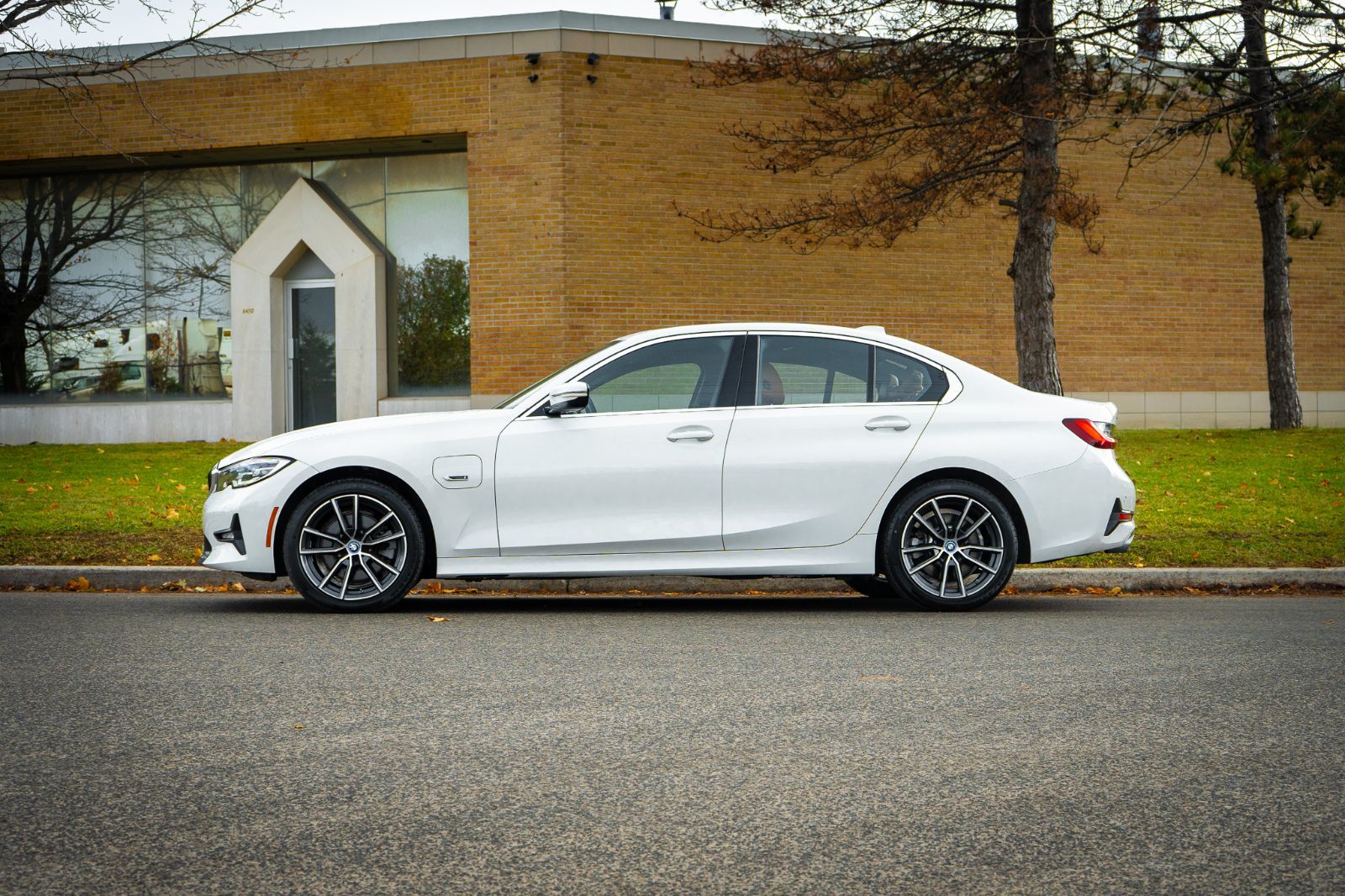 2022 BMW 3 Series 330e xDrive-4