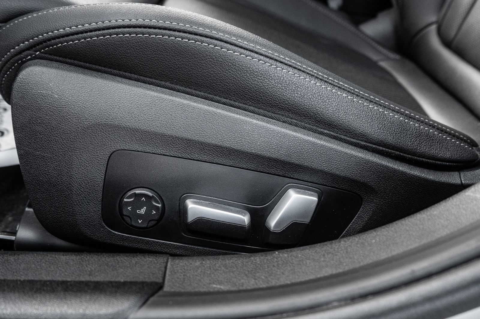 2023 BMW 3 Series 330e xDrive-25