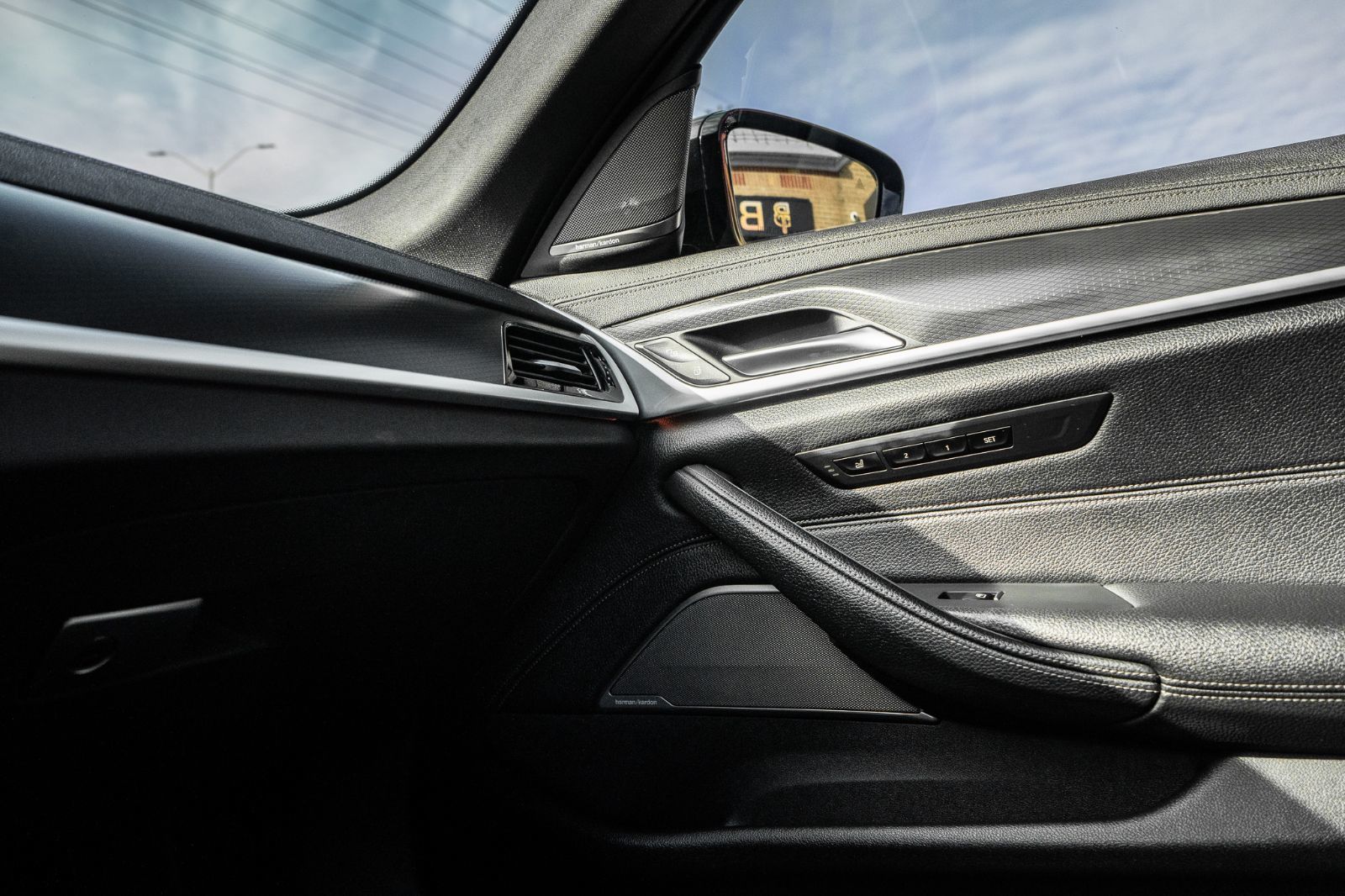 2022 BMW 5 Series M550i xDrive-22