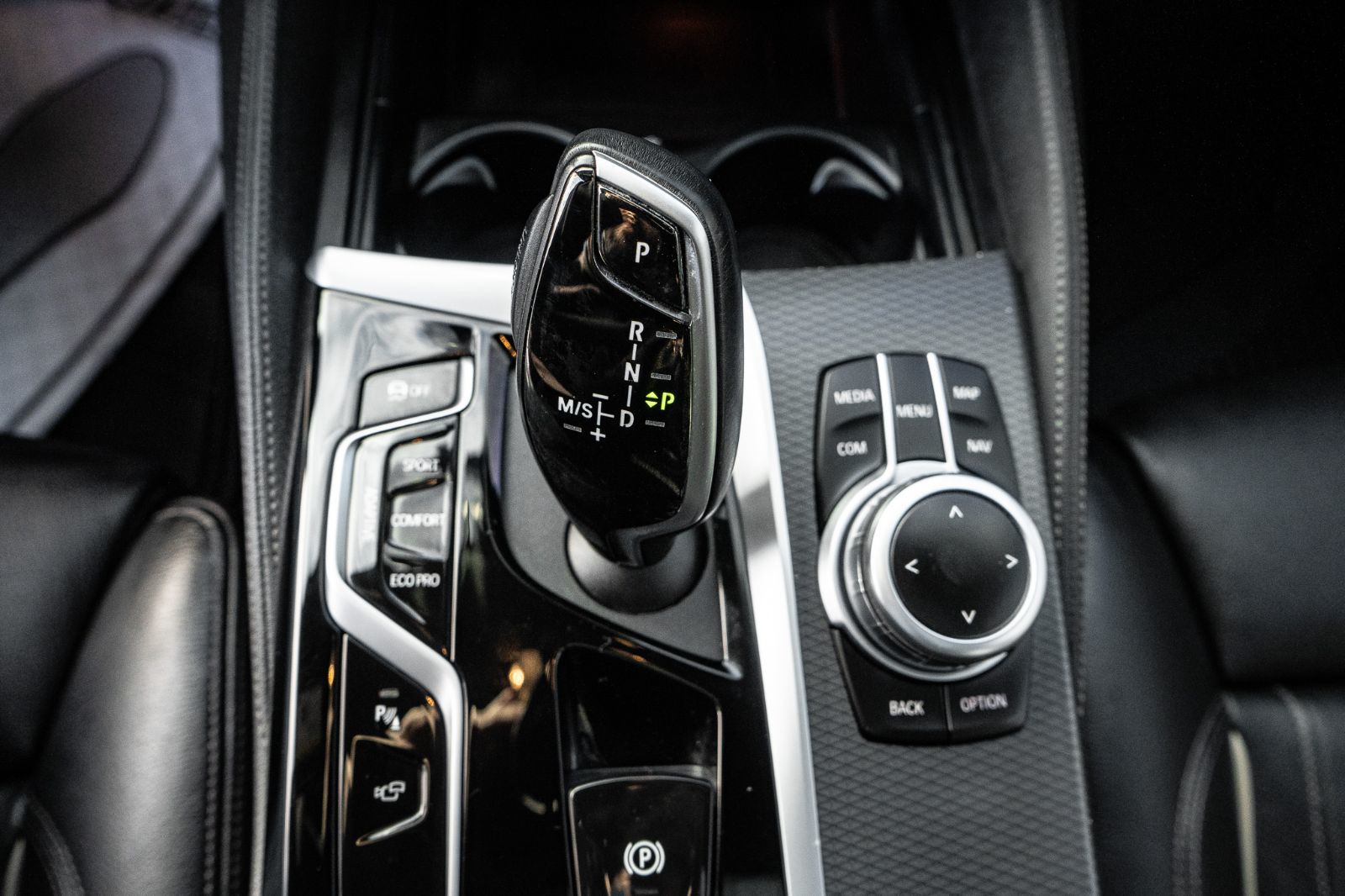 2022 BMW 5 Series M550i xDrive-18