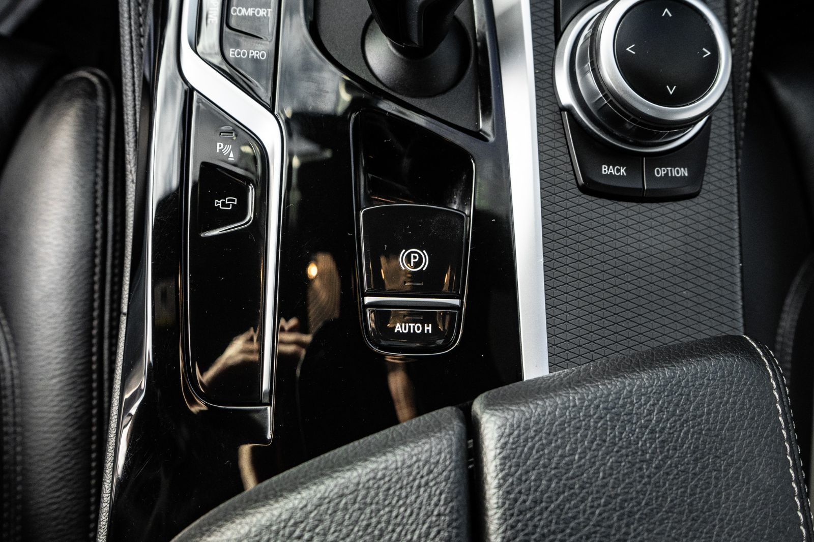 2022 BMW 5 Series M550i xDrive-21