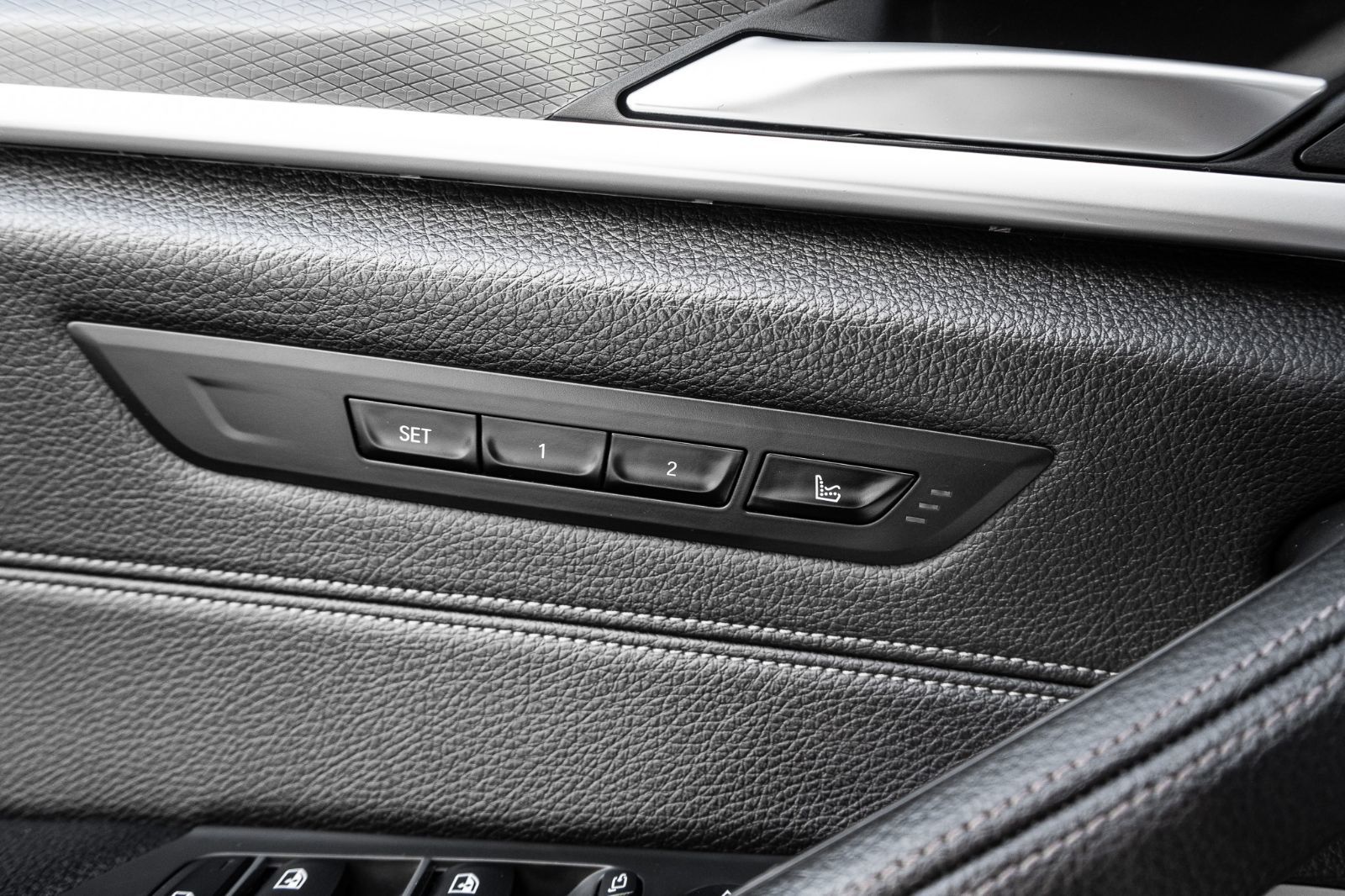 2022 BMW 5 Series M550i xDrive-25