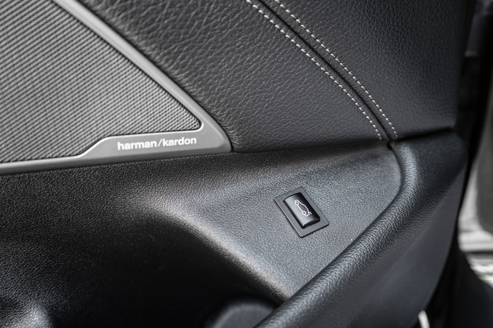 2022 BMW 5 Series M550i xDrive-27