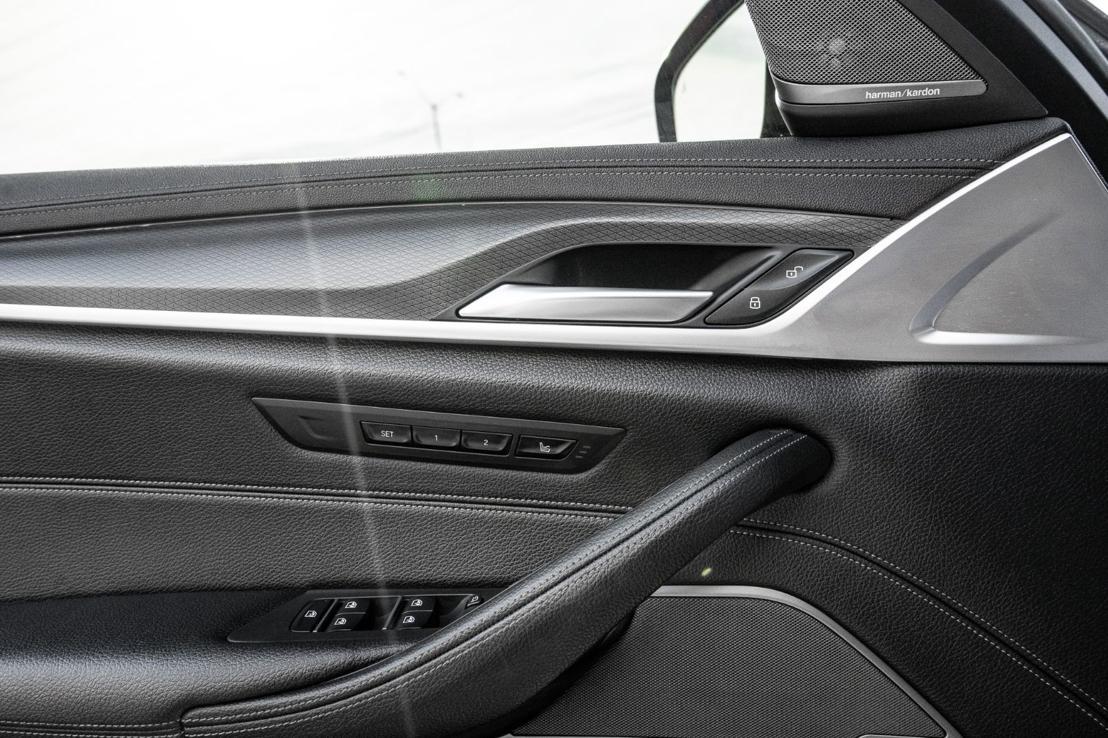 2022 BMW 5 Series M550i xDrive-23