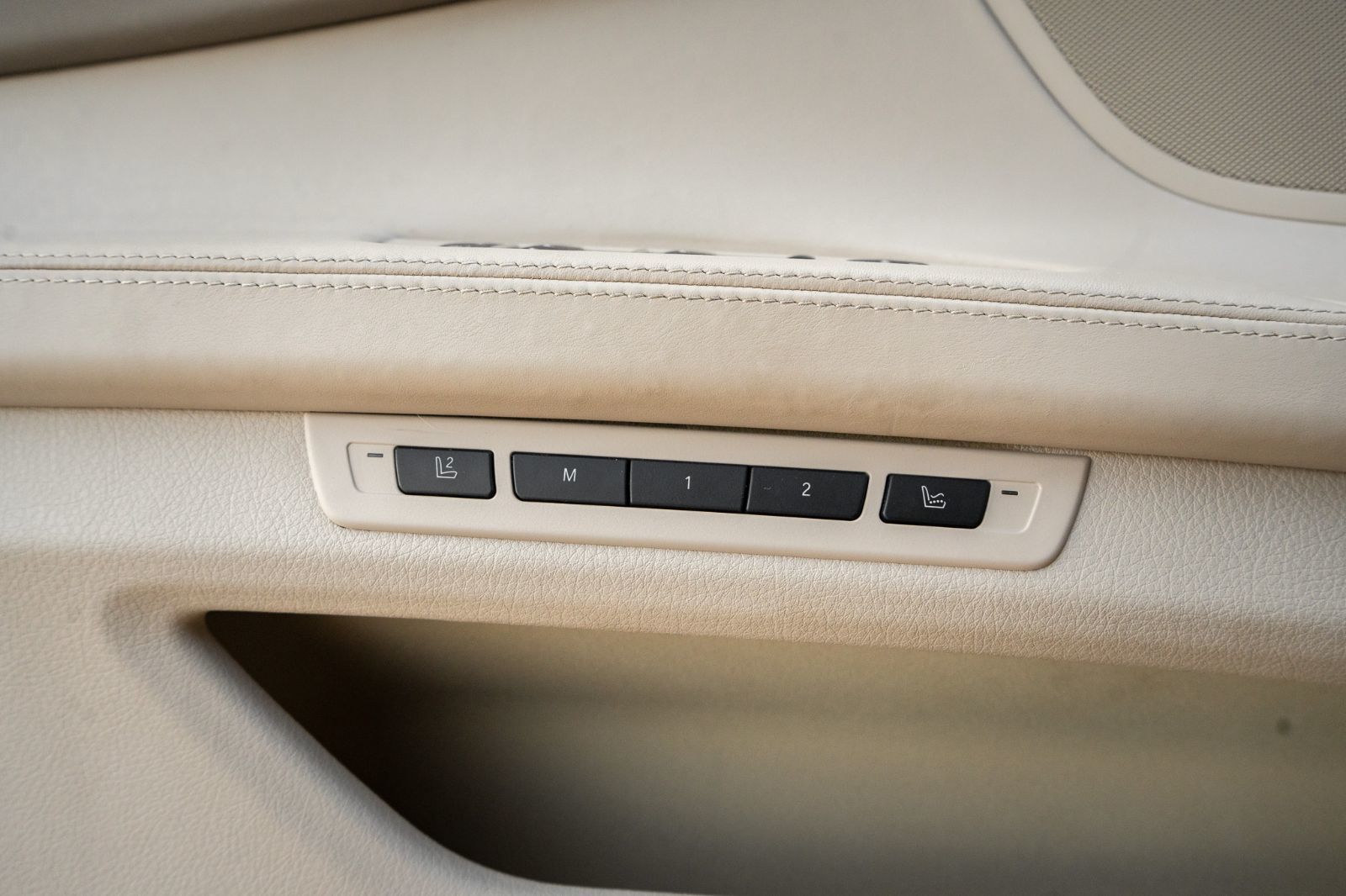 2014 BMW 7 Series 750i XDrive-25