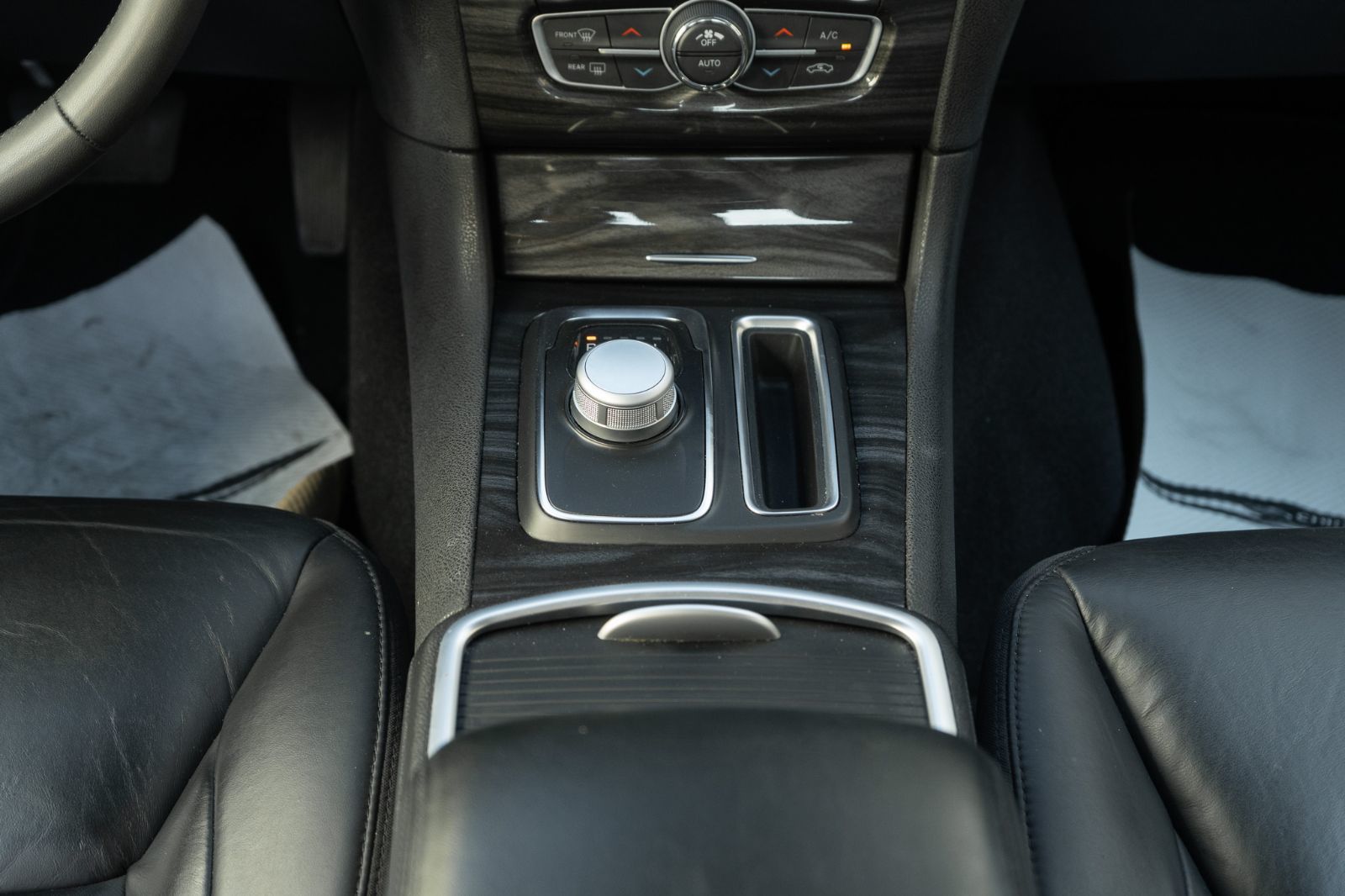 2022 Chrysler 300 Touring L AWD-8