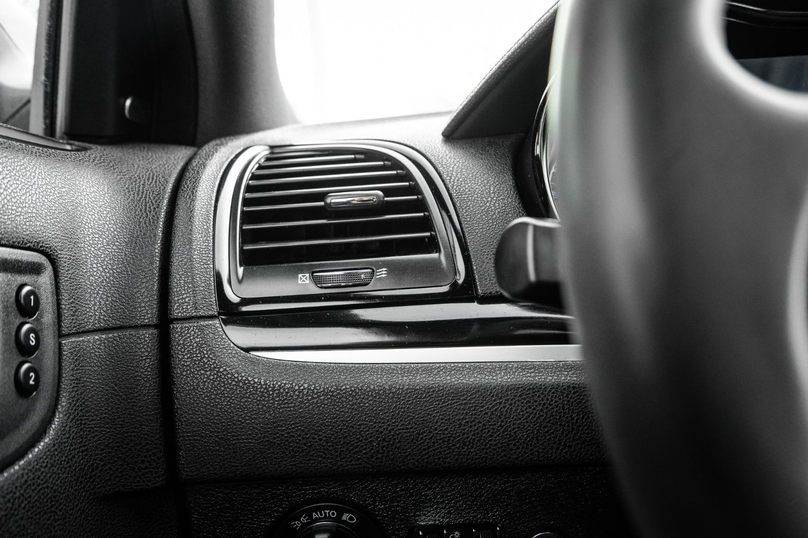 2023 Chrysler 300 S-23