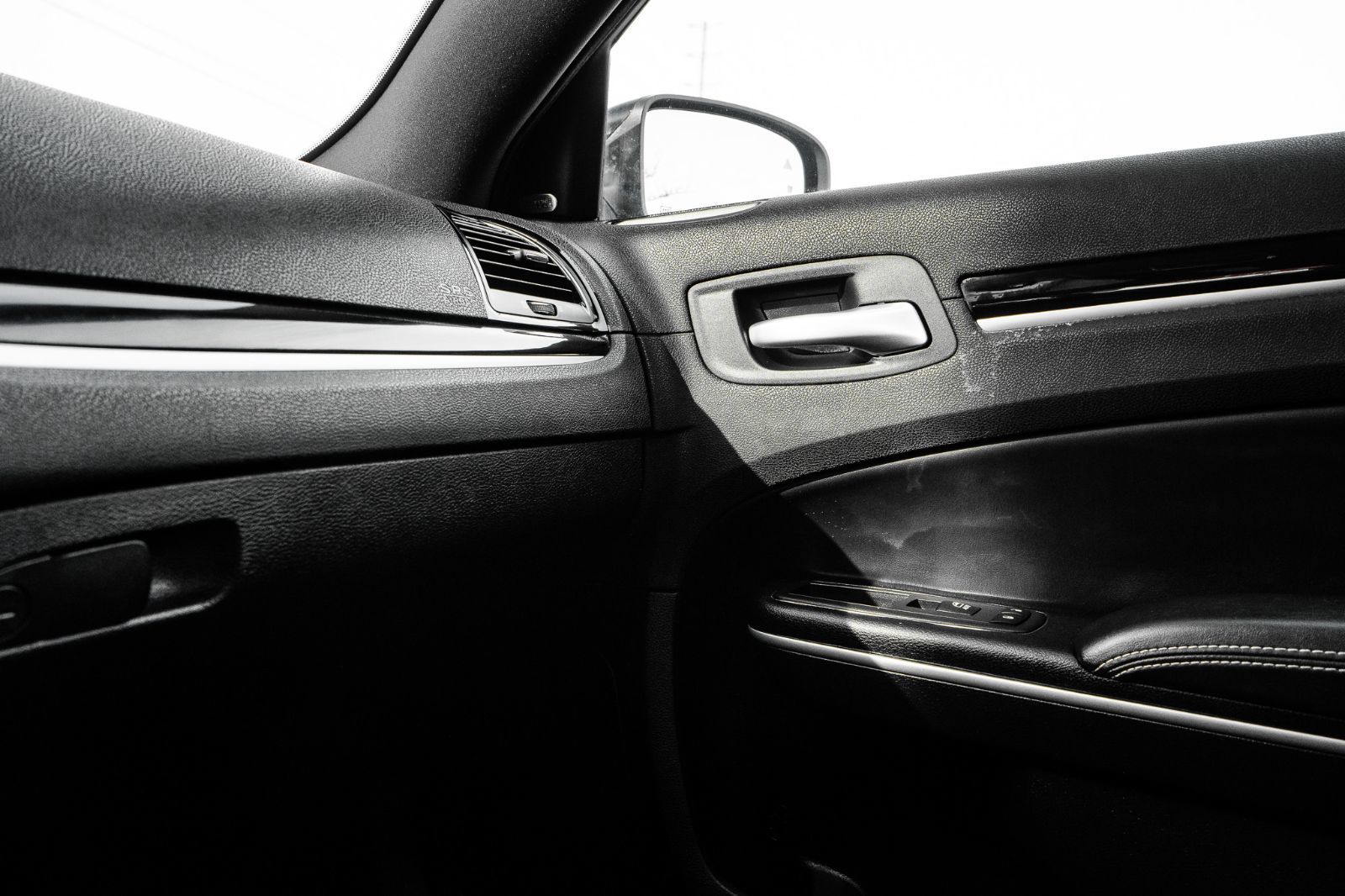 2023 Chrysler 300 S-22