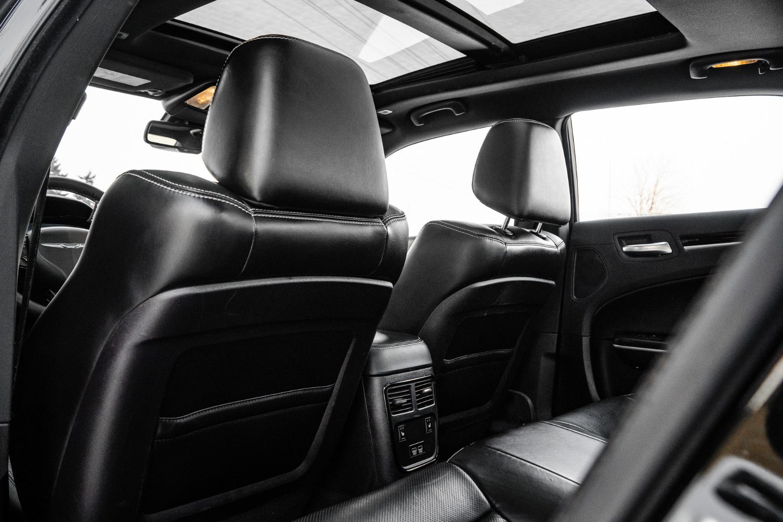 2023 Chrysler 300 S-31