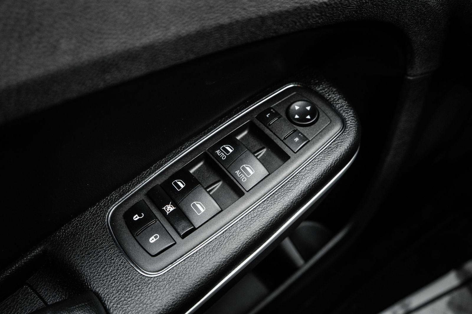 2023 Chrysler 300 S-25