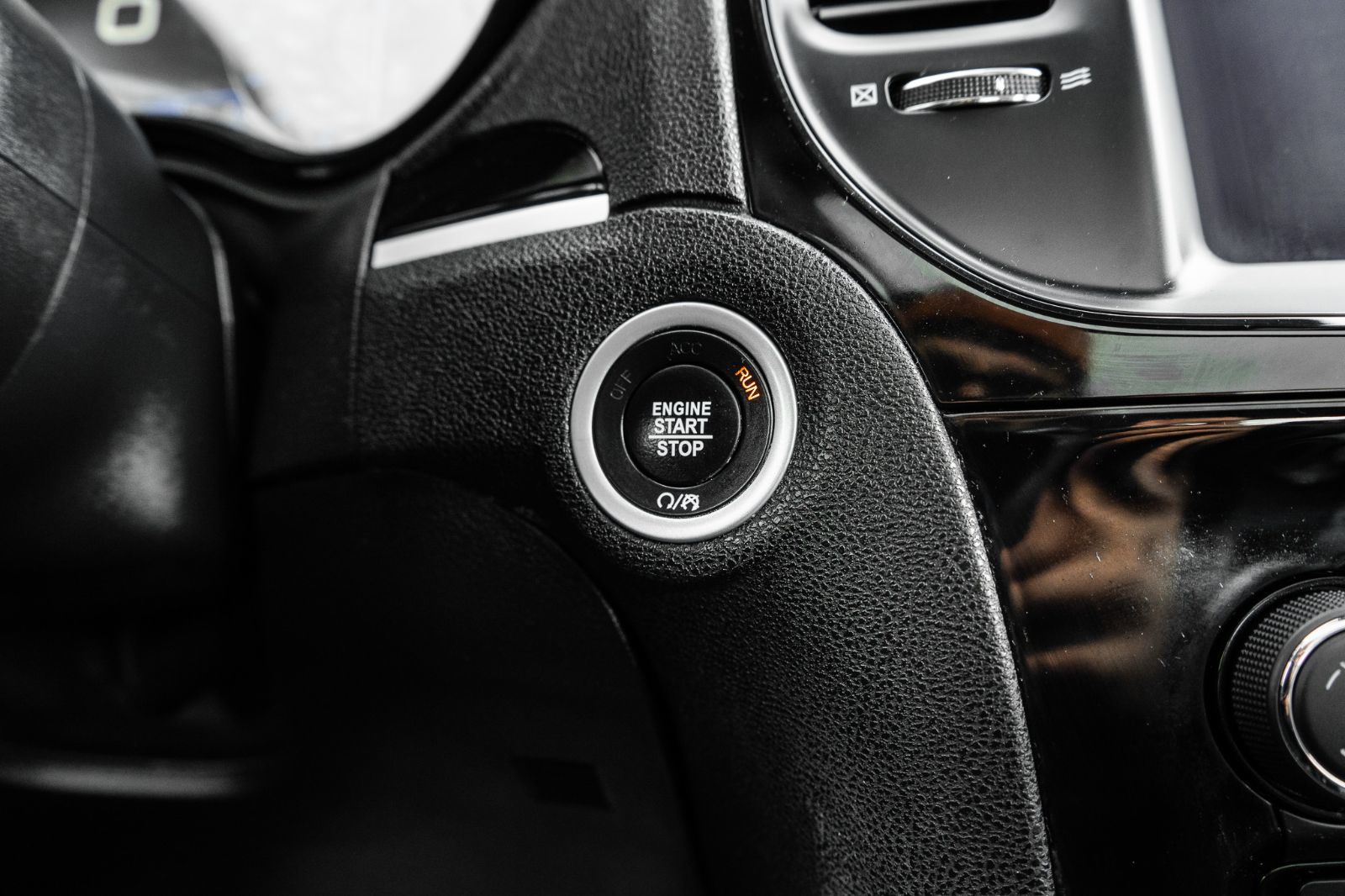 2023 Chrysler 300 S-16