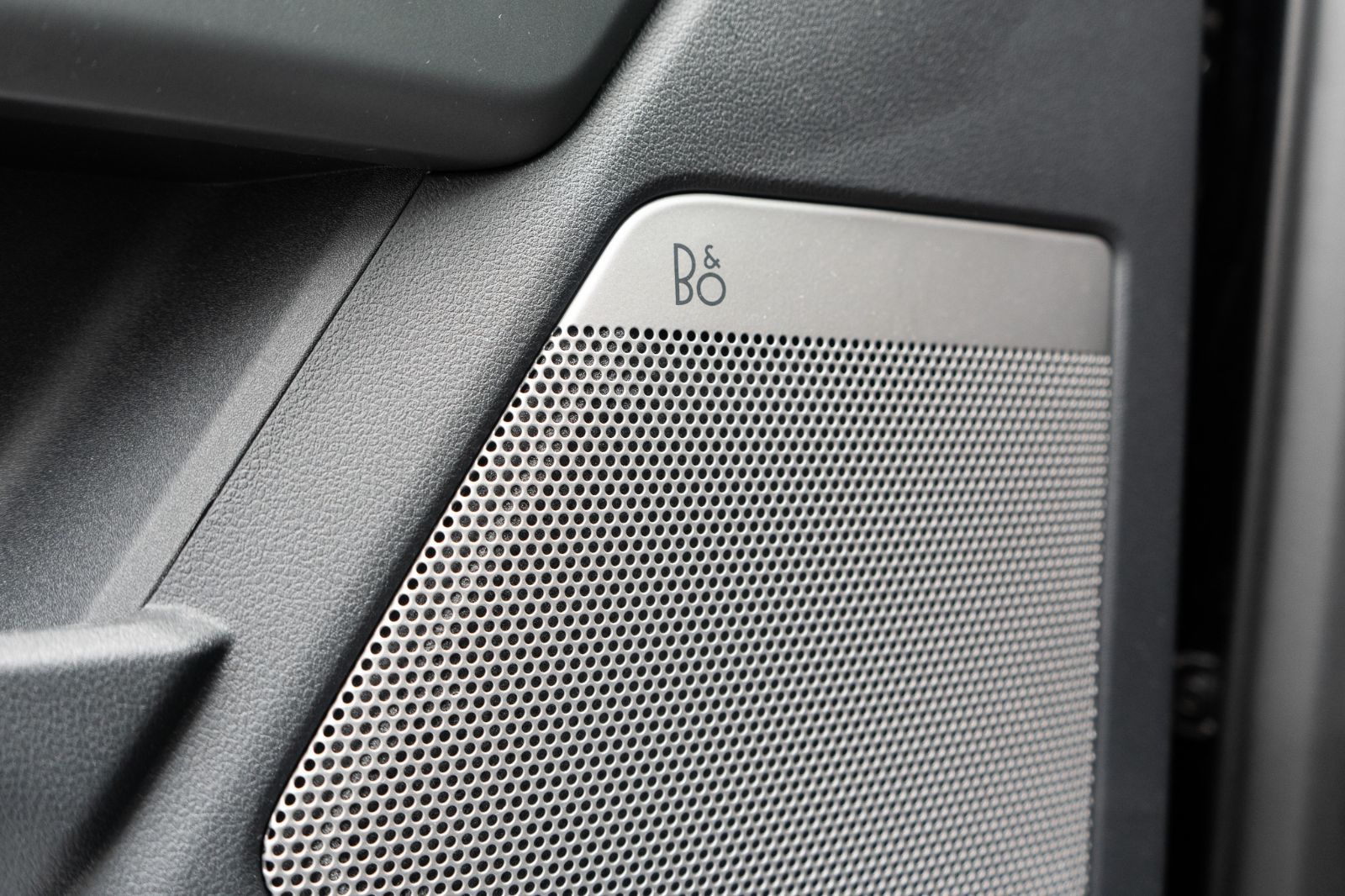 2022 Ford F-150 Lightning LARIAT-21