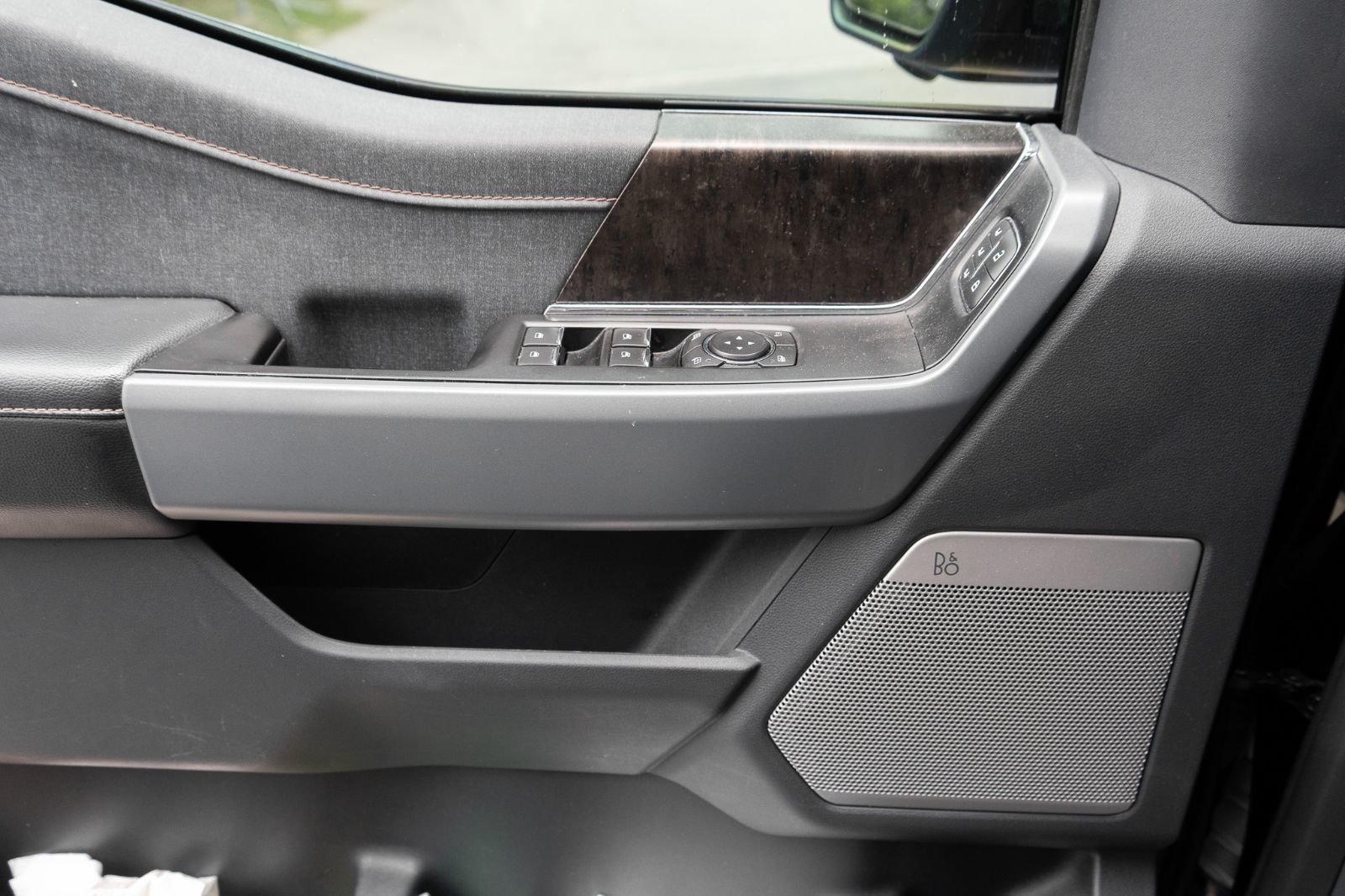 2022 Ford F-150 Lightning LARIAT-20