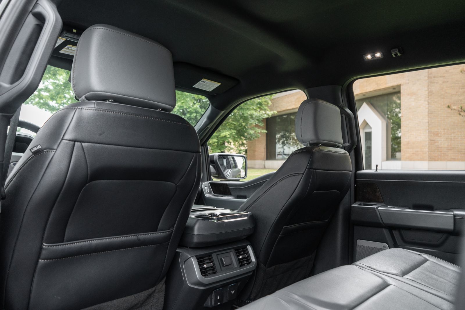 2022 Ford F-150 Lightning LARIAT-26